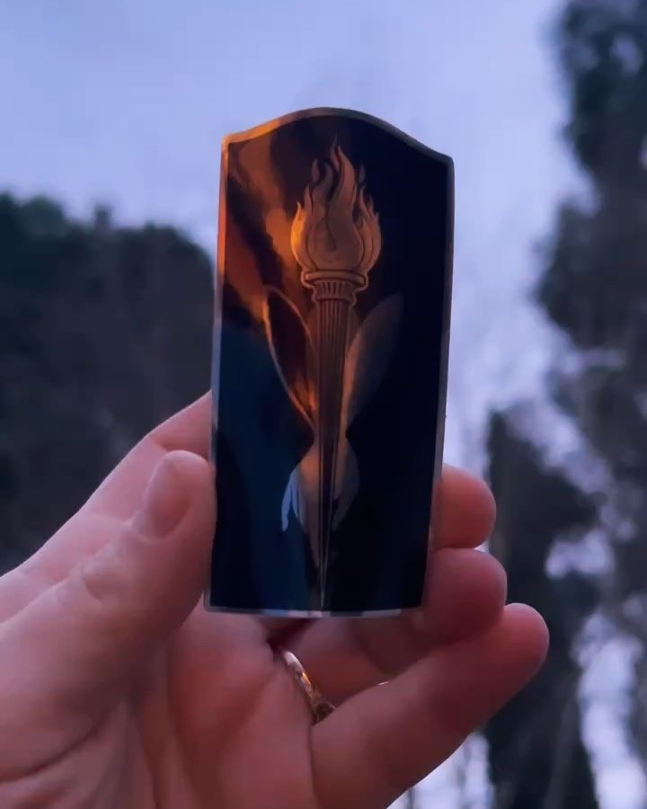 Mon nouveau autocollant et une carte de visite, les deux en un 🕯️