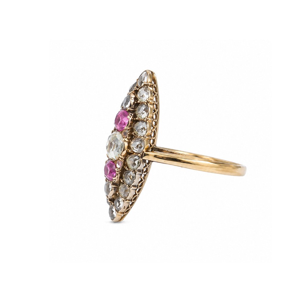 Ring Seitenansicht Rubin und Diamanten.jpg