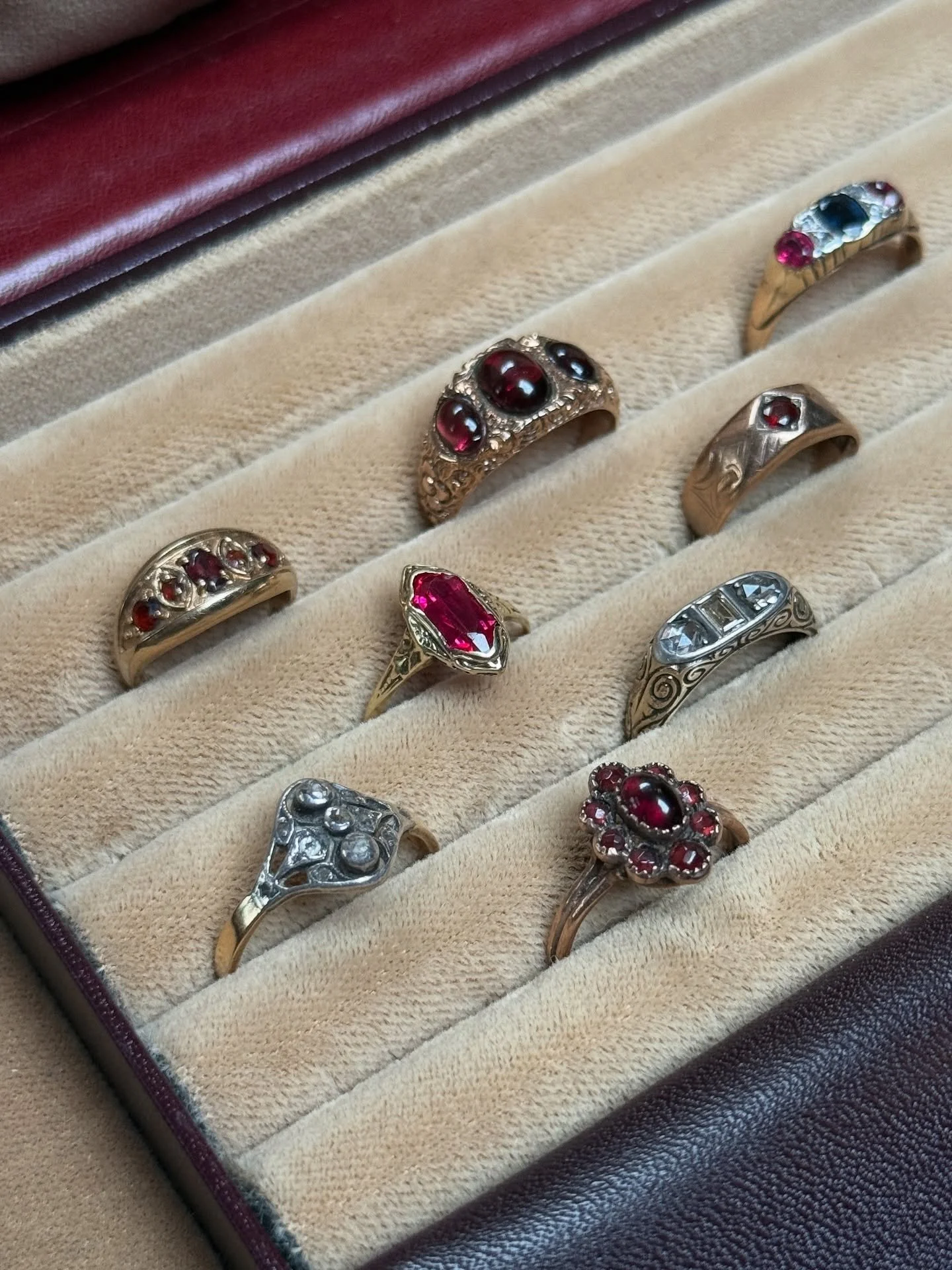 Eine kleine Reise durch die Jahrhunderte in einer Schmuckschatulle - jeder dieser Ringe erz&auml;hlt seine eigene Geschichte: Von viktorianischen Granatkompositionen &uuml;ber filigrane Edwardian-Details bis hin zu leuchtenden Rubinen und funkelnden 