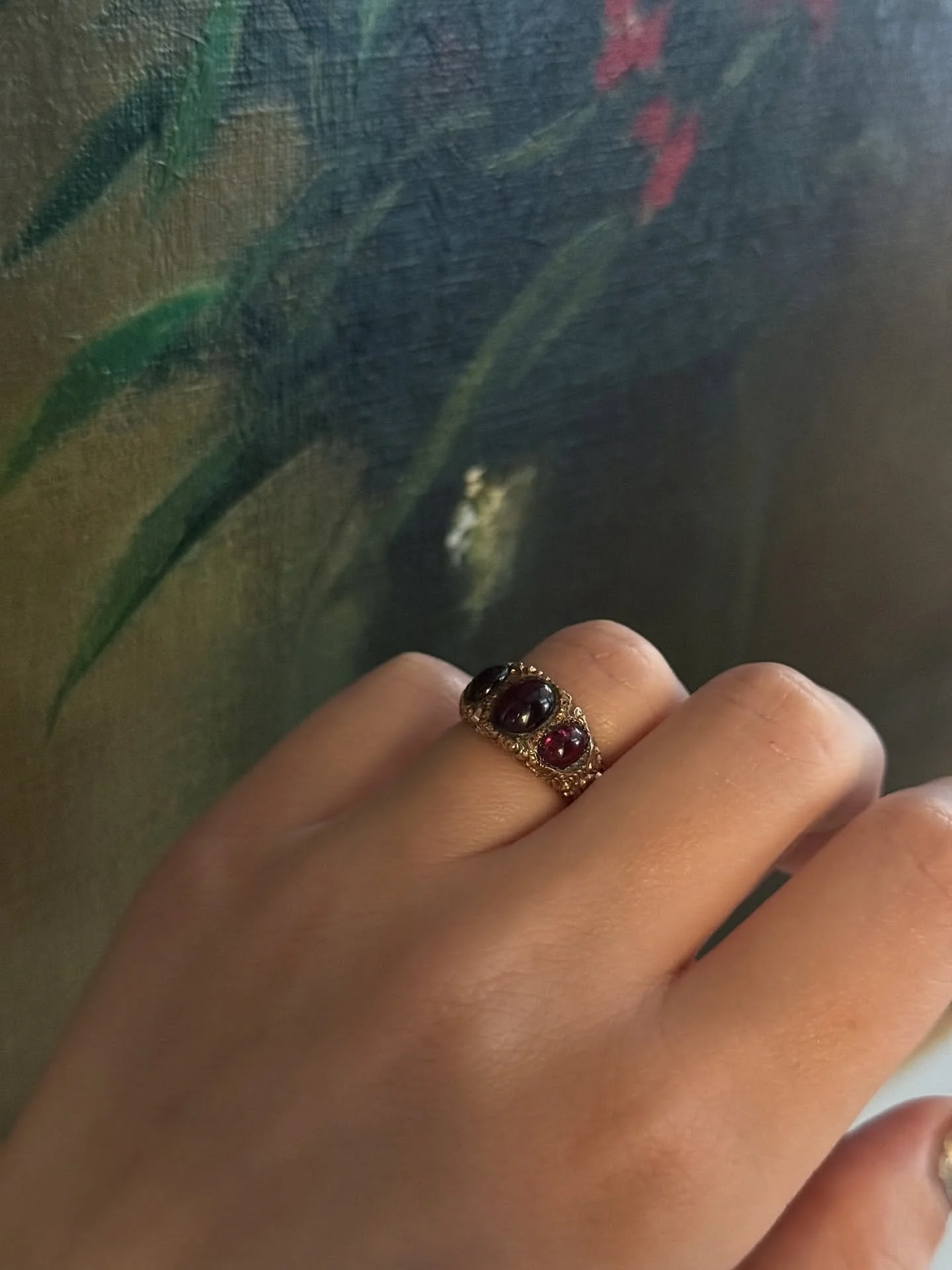 Zwischen Rokoko und Klassik - um 1780 - begann die Schmuckkunst, eine neue Sprache zu sprechen.
&Uuml;ppige Formen wichen der Harmonie, verspielte Linien wurden zu klarer Symmetrie.
In dieser Zeit entstand &bdquo;Triade&ldquo; - ein Ring aus 585 Ros&