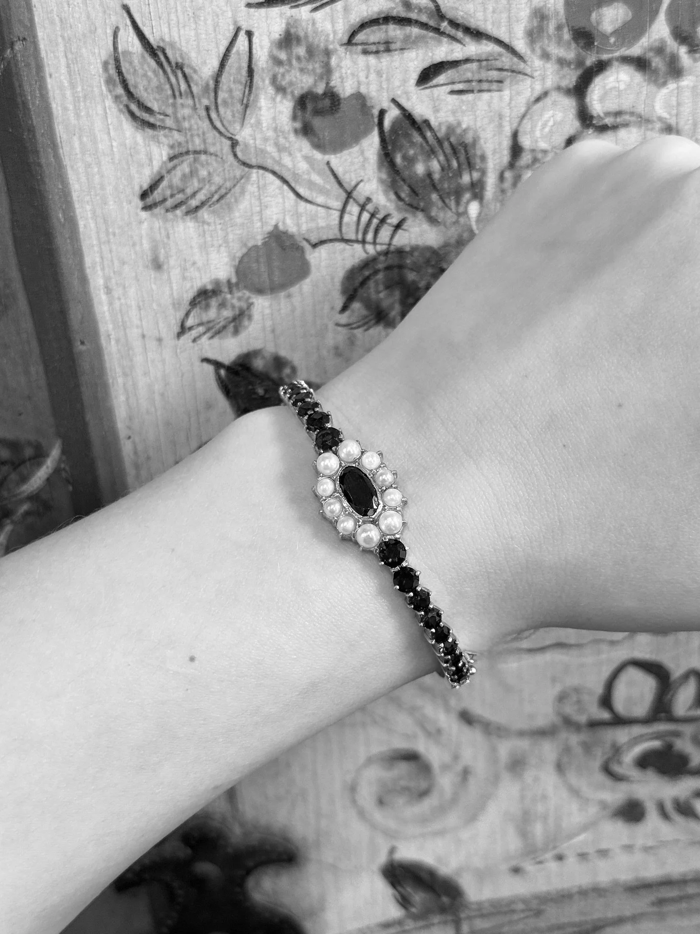 Ein viktorianisches Armband, das die Harmonie von Granat und Perle in ihrer sch&ouml;nsten Form zeigt. Die tiefrote Linie fein geschliffener Granate wird von einem ovalen Mittelst&uuml;ck gekr&ouml;nt, umrahmt von schimmernden Naturperlen &ndash; ein