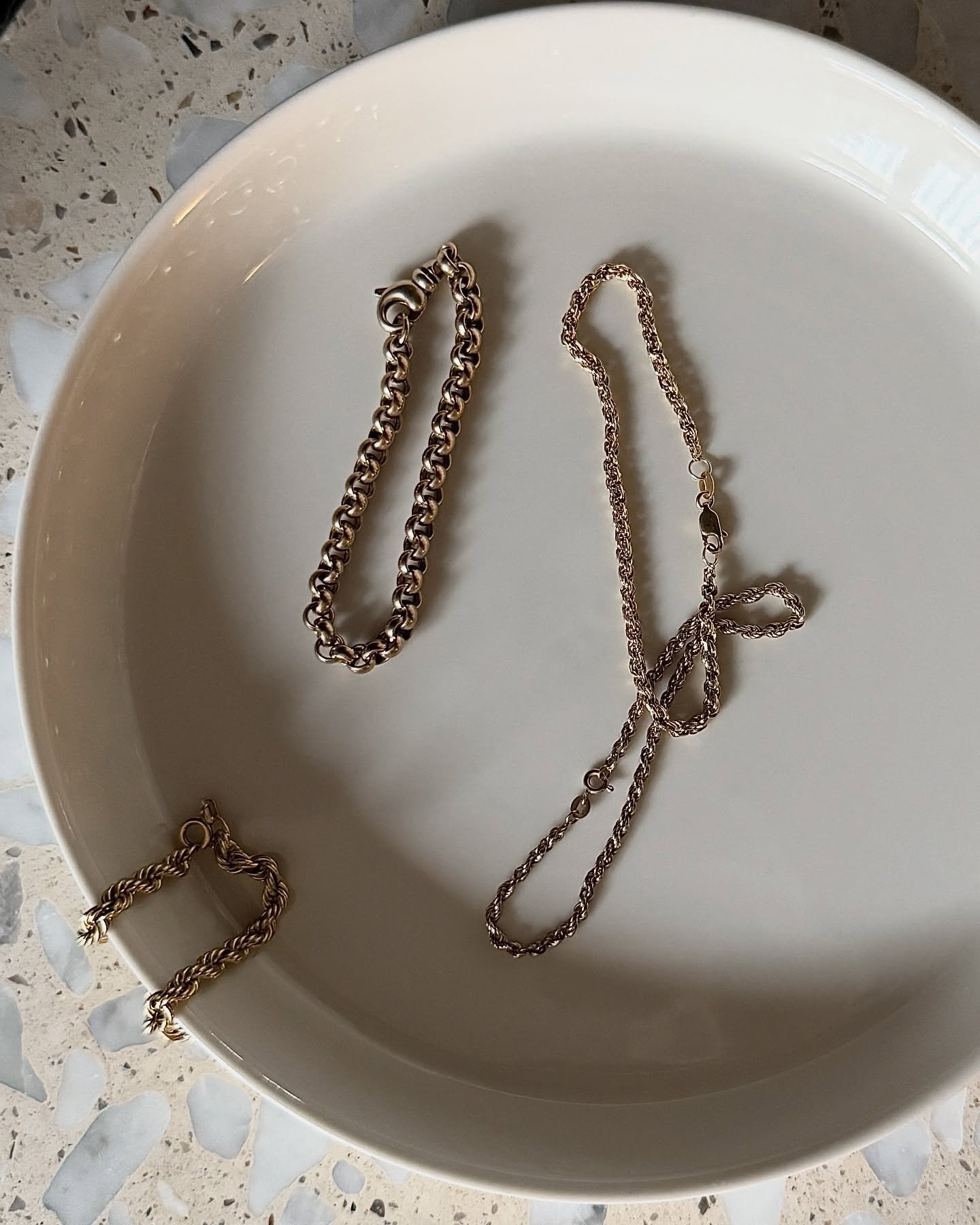 Zarte Goldarmb&auml;nder aus den 50er &amp; 60er Jahren &ndash; jedes ein kleines Meisterwerk deutscher Goldschmiedekunst. Die Epoche des Mid-Century brachte klare Linien, feine Glieder und eine neue Leichtigkeit ins Schmuckdesign. Eleganz, die zeitl