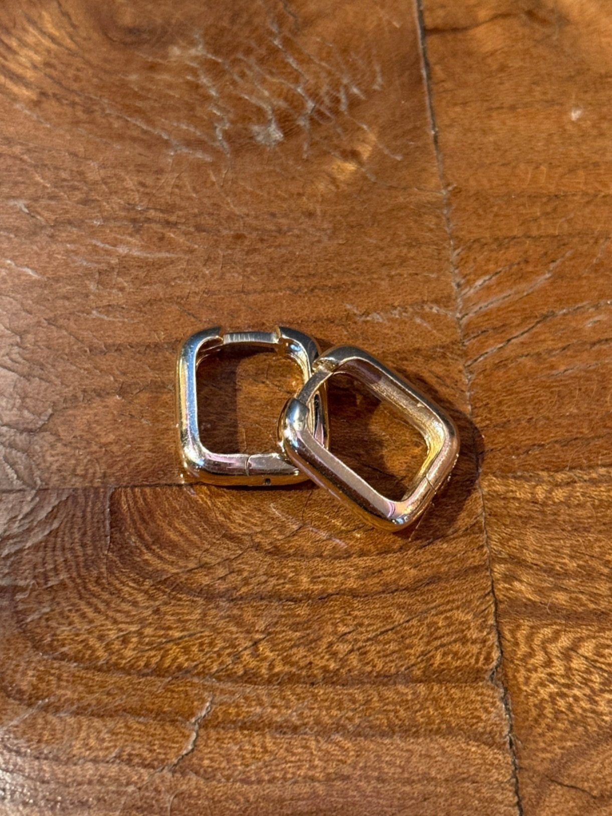 Schlichte Goldohrringe aus der Zeit um 1950-1960 aus einer deutsche Meistergoldschmiede 🤍

#vintage #jewellery #earrings #creolen #schmuckst&uuml;ck #jeweler #gold #vintagejewelry