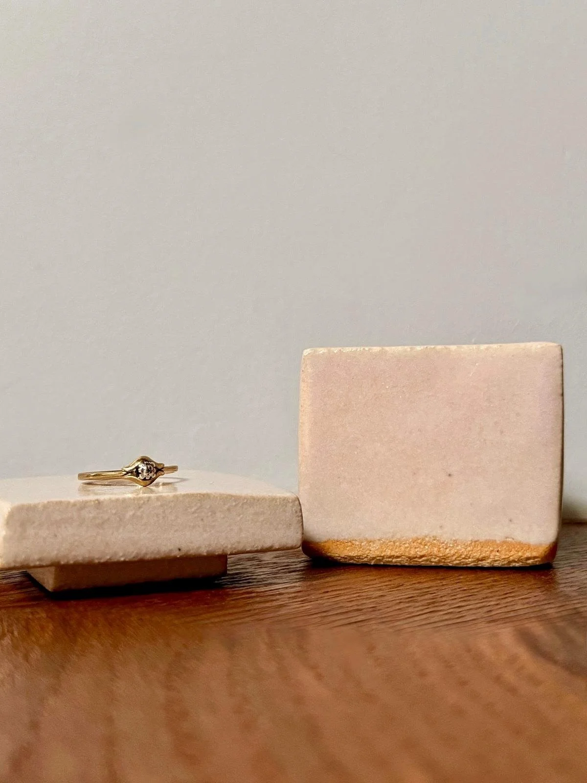 ✨ Weihnachtsverlosung &ndash; Chrisom&eacute; x Atelier von Ehren 
Heute verlosen wir gemeinsam &ndash; ein zauberhaftes Set, das Tradition und Handwerk verbindet:
 💛 Einen originalen Goldring aus Deutschland, ca. 1930 🤍 Eine handgefertigte Keramik