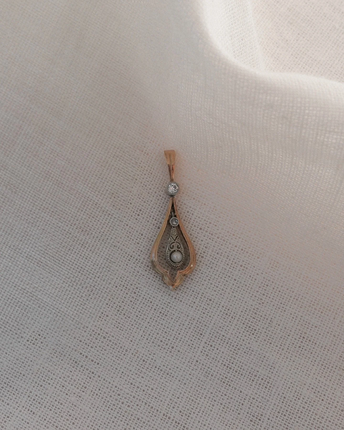 Zarter Ros&eacute;gold Anh&auml;nger aus den Jahren um 1900 - sein bewegliche Design l&auml;sst das Schmuckst&uuml;ck besonders zeitlos wirken. 

#gold #necklace #diamond #art #artdeco #jugendstil #vintage #vintagejewelry #schmuck #schmuckst&uuml;ck