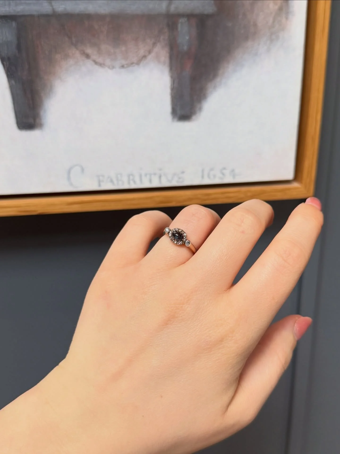 Dieser Ring entstand um 1840 und l&auml;sst sich stilistisch der fr&uuml;hen viktorianischen Epoche zuordnen, einer Zeit des gestalterischen &Uuml;bergangs zwischen sp&auml;tgeorgianischer Schmucktradition und den ersten Einfl&uuml;ssen industrieller