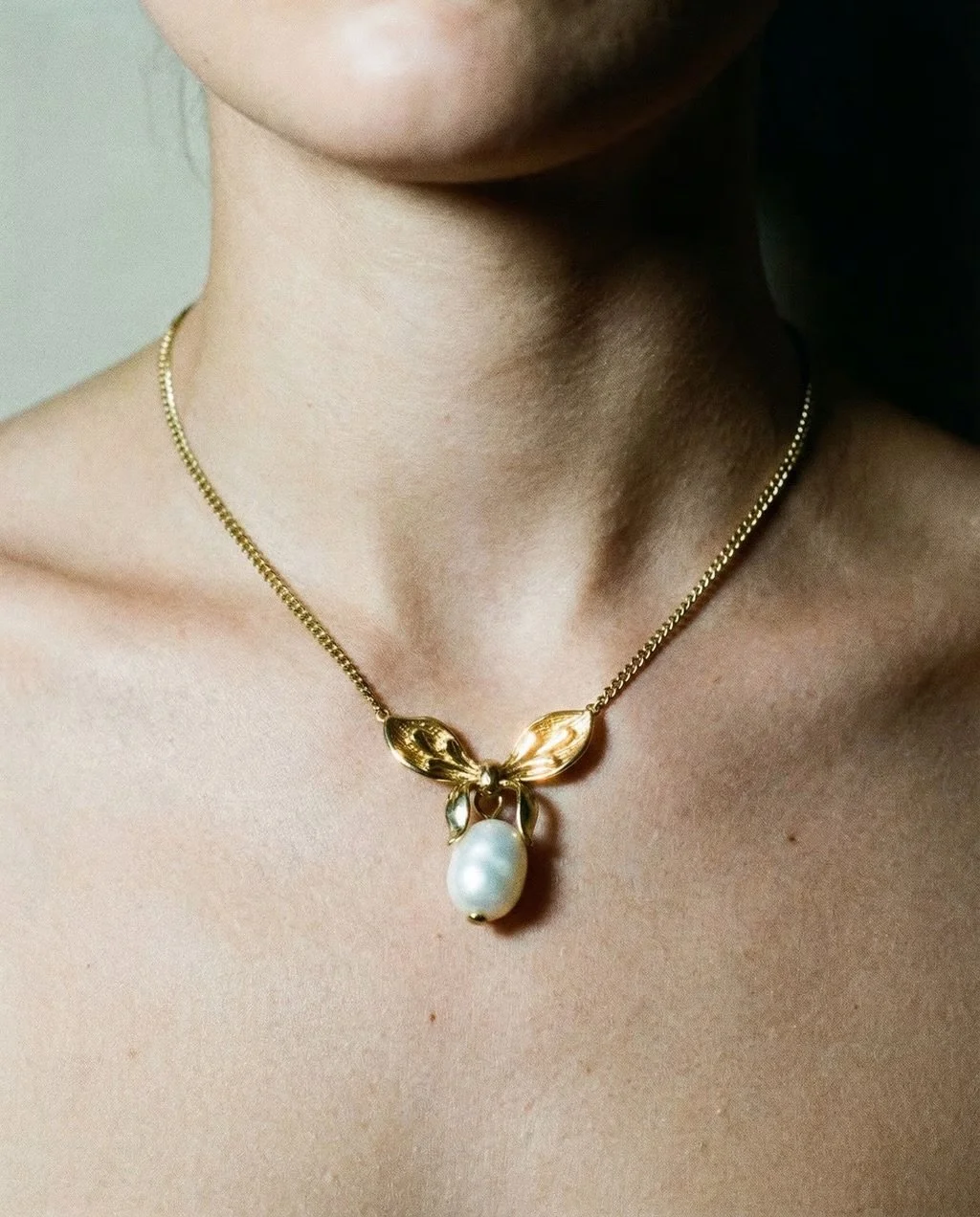 Dieses Collier aus Deutschland um 1960 zeigt ein stilisiertes Schmetterlingsmotiv, das typisch f&uuml;r die organisch-naturbezogene Formensprache der Nachkriegszeit ist. Gefertigt ist das Schmuckst&uuml;ck in Gelbgold, dessen warmtonige Legierung die