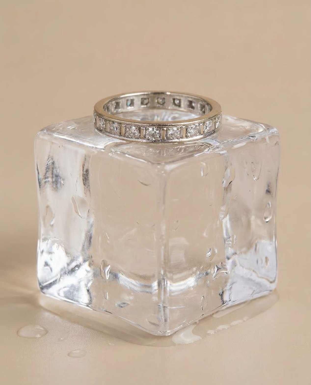 Gefertigt im Mid Century Deutschland, verbindet dieses St&uuml;ck handwerkliche Pr&auml;zision mit formaler Klarheit. Ein umlaufendes Band aus feinen Diamanten &ndash; insgesamt rund 0,7 bis 0,8 Karat &ndash; zeichnet eine l&uuml;ckenlose Linie aus L