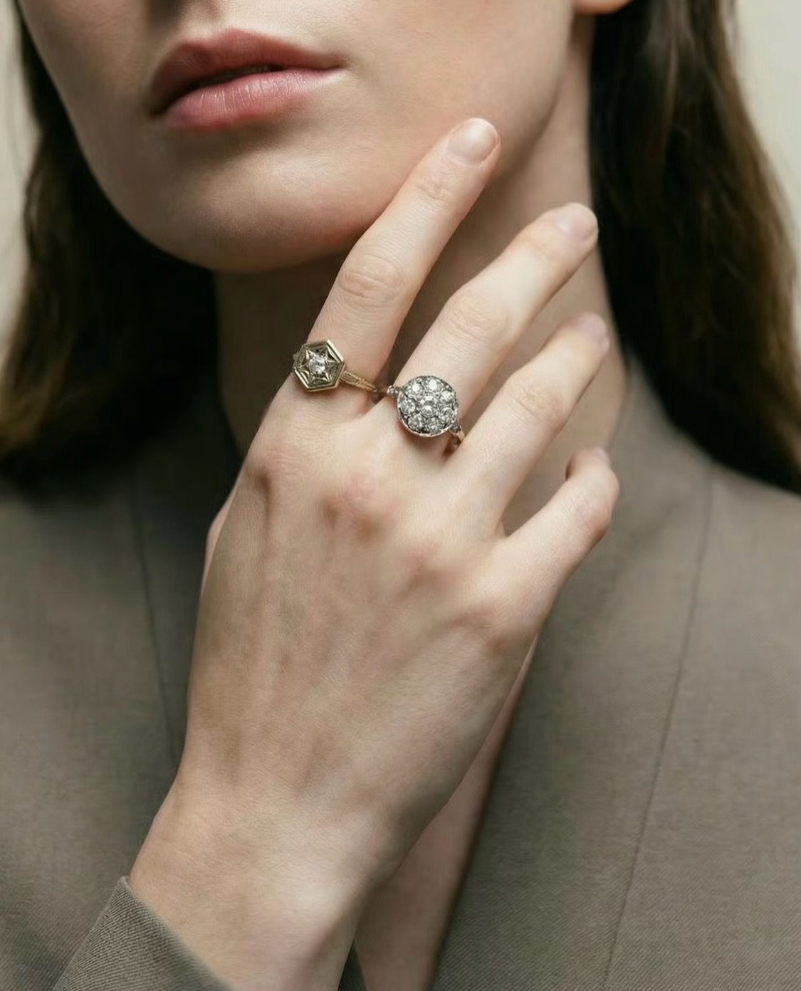 Zwei Ringe, zwei Geschichten &ndash; und ein Statement f&uuml;r echte Nachhaltigkeit ✨
Diese beiden Vintage-Goldringe zeigen, wie zeitloses Design und bewusster Konsum zusammenpassen. Antiker Goldschmuck ist mehr als nur sch&ouml;n: Er wird nicht neu