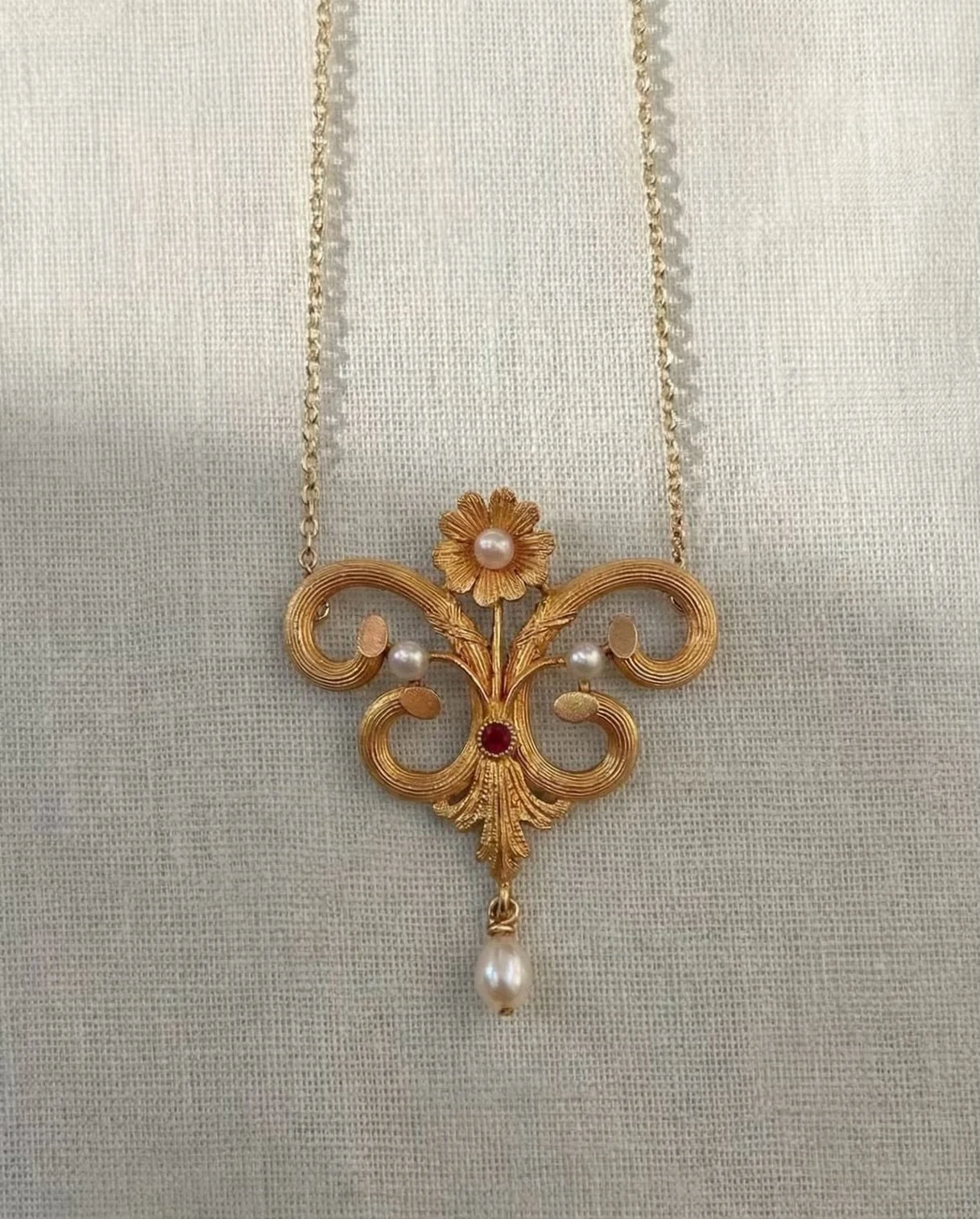 Vintage Collier aus Deutschland - zu datieren auf die Jahre um 1900. 

#pearl #necklace #jugendstil #gold #goldjewellery