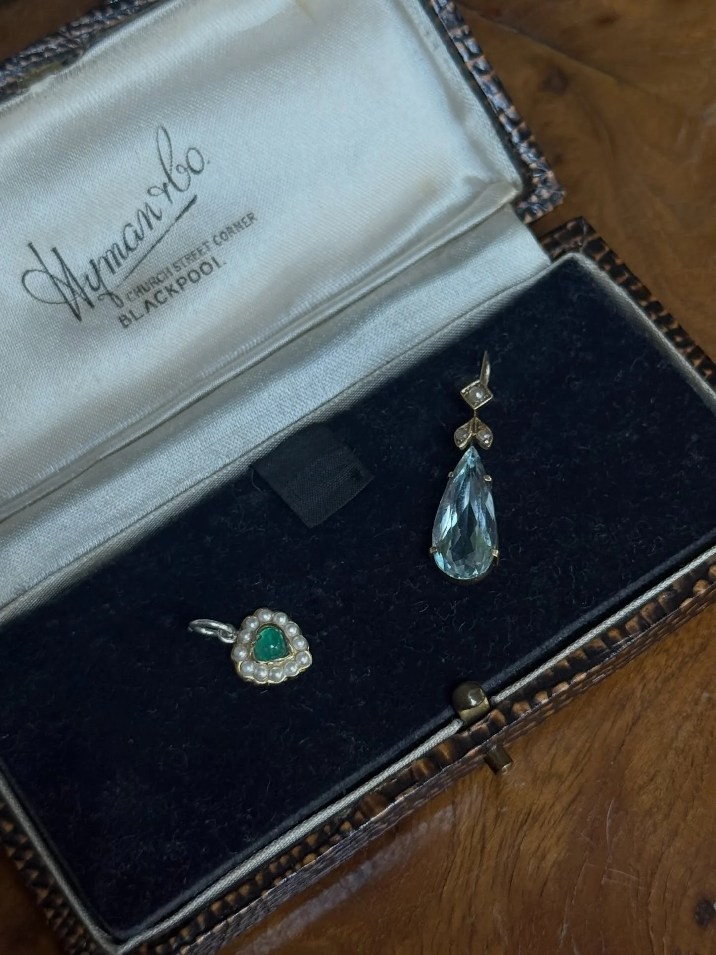 Zwei Goldanh&auml;nger - ein Smaragd Herz umgeben von kleinen Perlen und ein Aquamarin Anh&auml;nger als Tropfen. Beide gearbeitet um 1900-1910. 

#smaragd #pearl #aquamarines #gold #pendant