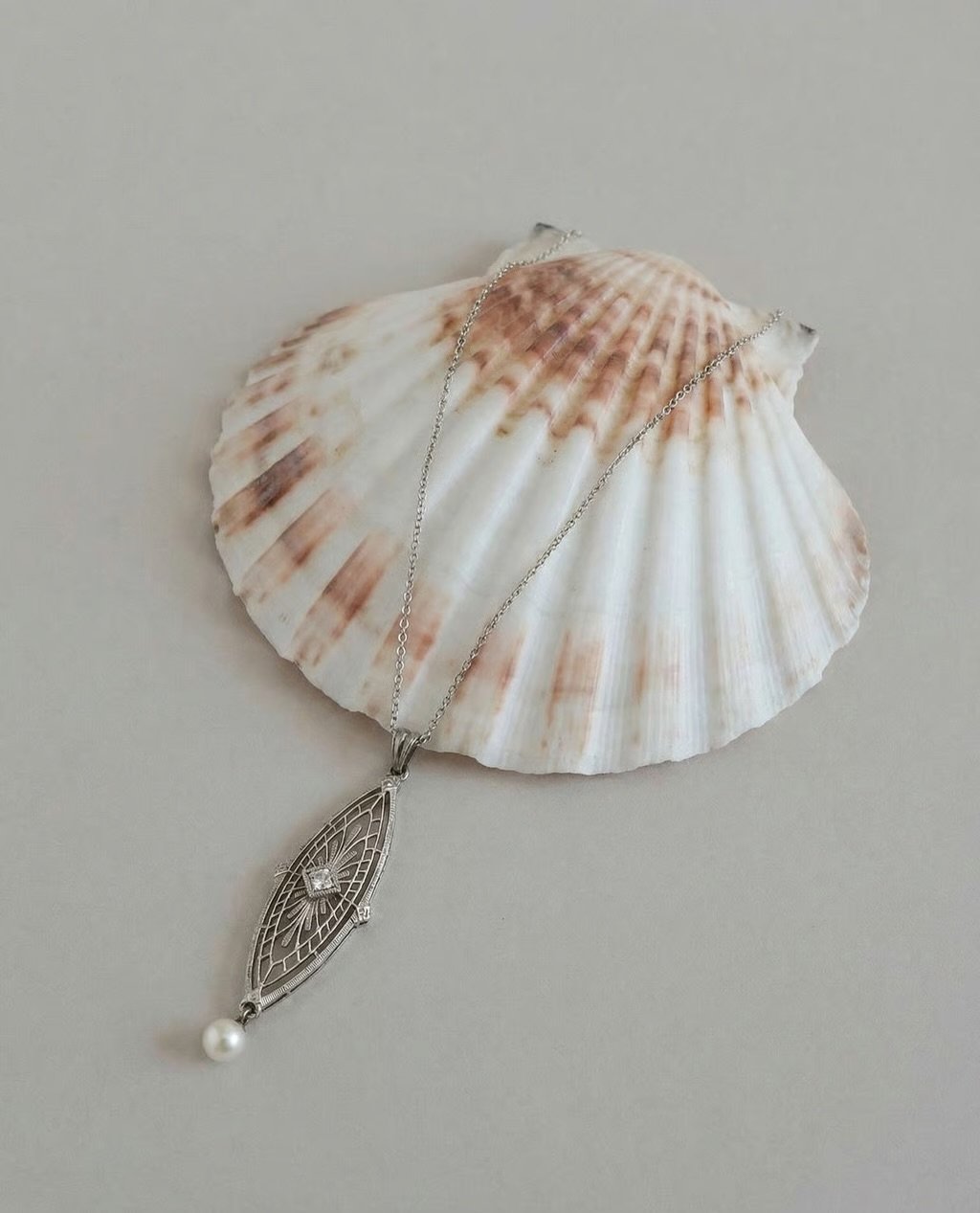 Dieser Kettenanh&auml;nger wurde um 1915 in Frankreich gefertigt und vereint zwei f&uuml;r diese Zeit charakteristische Materialien: eine Vorderseite aus Platin und eine R&uuml;ckseite aus 585 Gelbgold. Diese Materialkombination war typisch f&uuml;r 