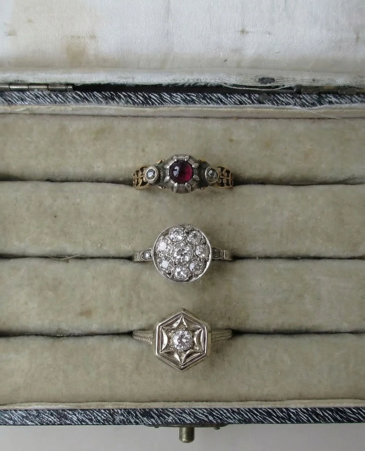 Ob viktorianischer Granat, funkelnde Diamantrosen oder geometrische Linien des Art D&eacute;co &ndash; antike und hochwertige Vintage-Goldringe erz&auml;hlen Geschichten, die kein modernes Massenst&uuml;ck je tragen kann. Gefertigt in einer Zeit, in 