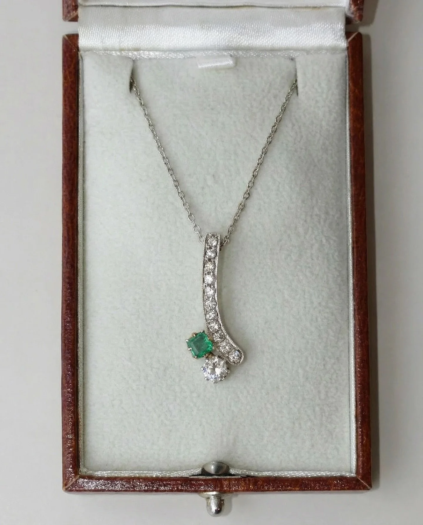 Wie ein Lichtstrahl, der sanft aufblitzt, entfaltet sich dieser fein gearbeitete Anh&auml;nger aus Frankreich der 1920er-Jahre in einer flie&szlig;enden, asymmetrischen Bewegung. Gefertigt aus Platin mit Goldelementen, zeugt das Schmuckst&uuml;ck vom