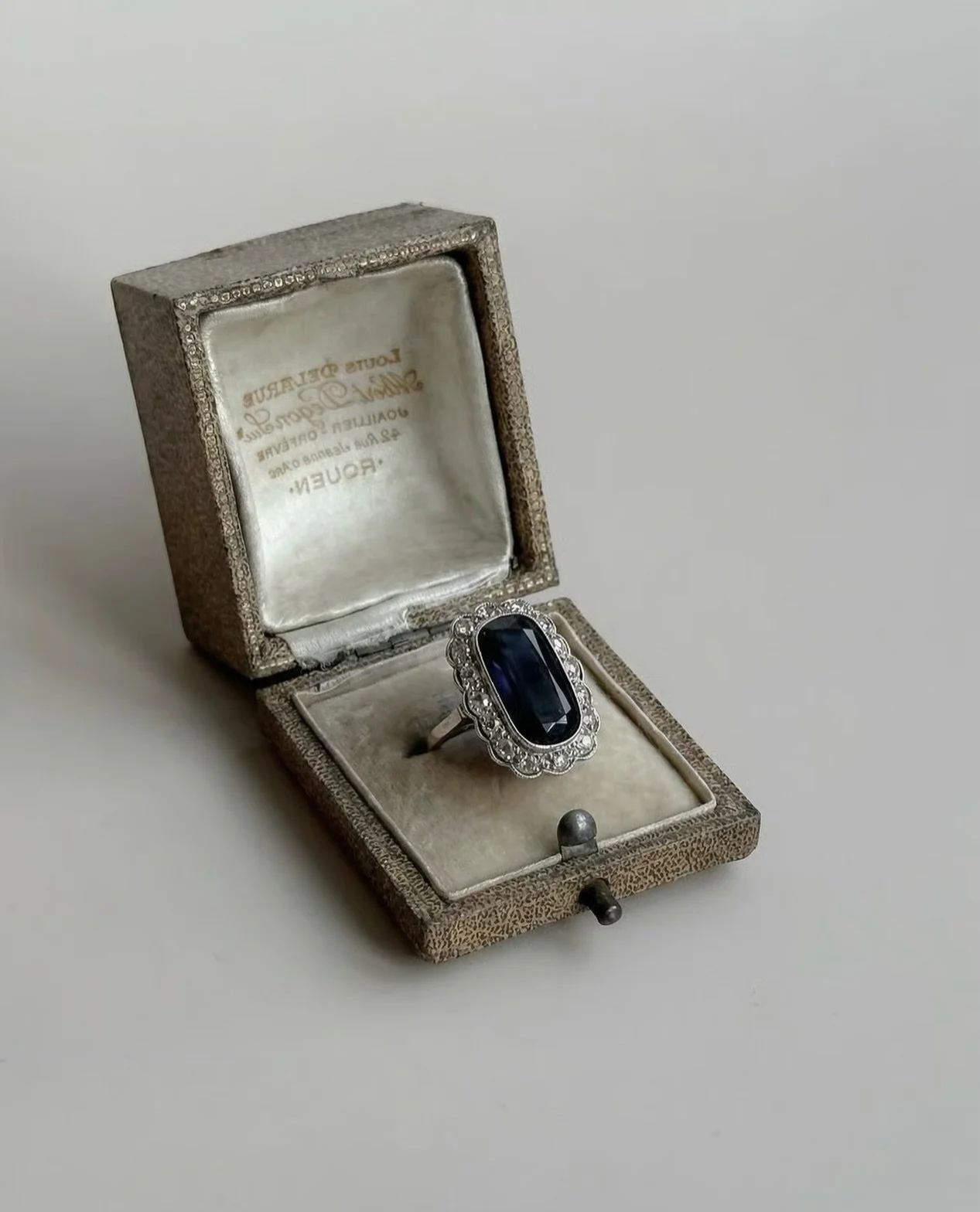 Ein pr&auml;chtiger Ring, der durch zahlreiche Diamanten und einem atemberaubenden Saphir erstrahlt. Bei diesem Meisterst&uuml;ck besticht aber nicht nur die hochwertige Steinauswahl, sondern auch der gesamte Entwurf des antiken Schmuckst&uuml;ckes. 