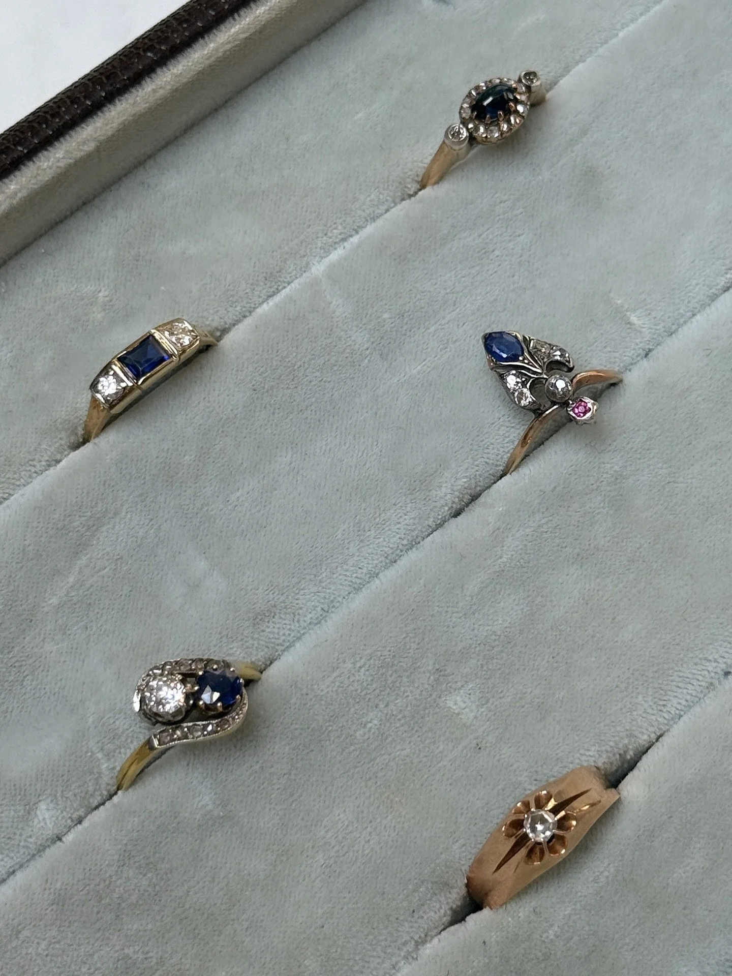 Diese Ringe erz&auml;hlen Geschichten aus verschiedenen Epochen der Schmuckkunst. 💍✨Zwischen dem 19. und fr&uuml;hen 20. Jahrhundert waren Diamanten und Saphire besonders beliebt &ndash; der Diamant als Symbol f&uuml;r Ewigkeit und St&auml;rke, der 