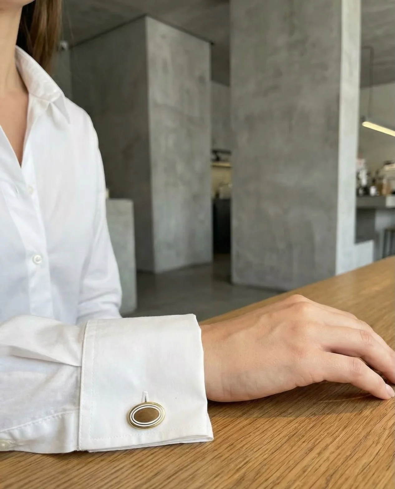 Diese Manschettenkn&ouml;pfe entstanden um 1860 in Wien und tragen eine Wiener Meisterpunze, die auf ihre Herkunft aus einer der bedeutendsten europ&auml;ischen Goldschmiedezentren des 19. Jahrhunderts hinweist. Wien war in dieser Zeit ein wichtiges 