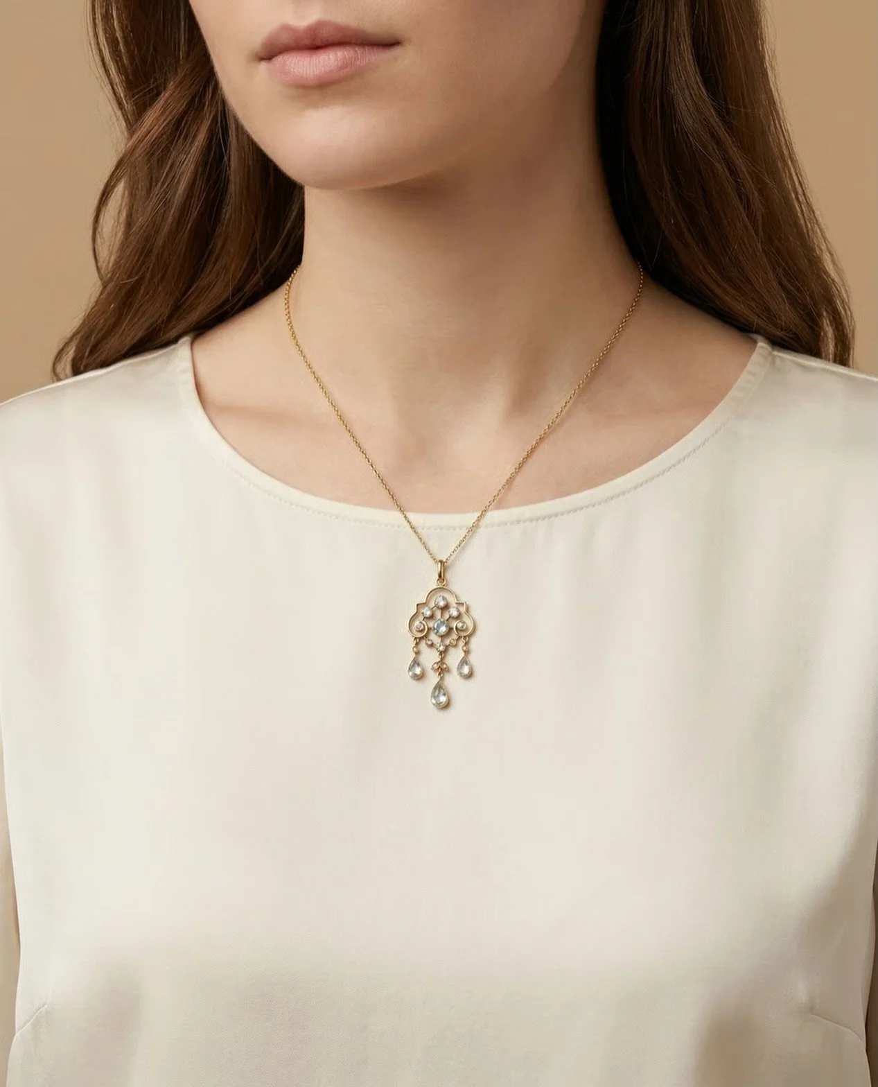 Ein zartes Collier aus 585 Gold, entstanden um 1900 &ndash; in einer Zeit des &Uuml;bergangs vom sp&auml;ten Historismus hin zum aufkommenden Jugendstil. Die filigrane, durchbrochene Gestaltung und die sanft schwingenden Tropfenformen spiegeln die Le