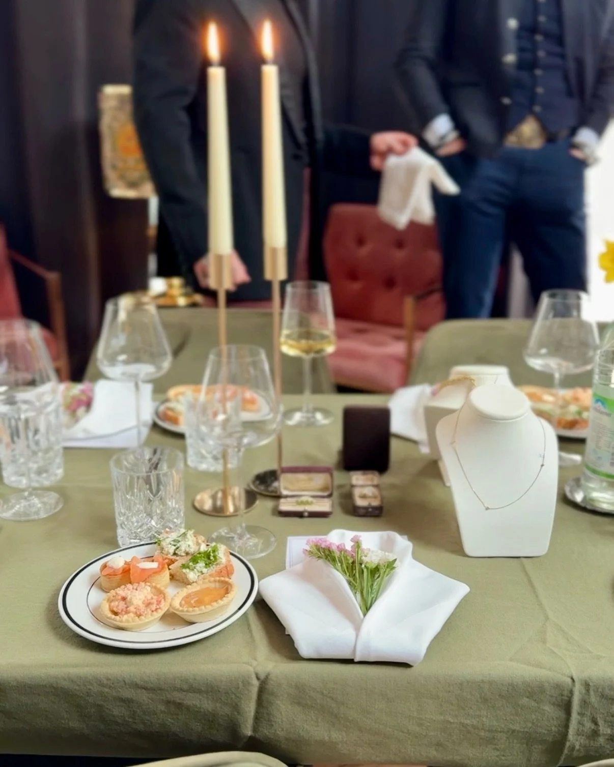 Letztes Wochenende durfte ich zu einem ganz besonderen Schmuck- &amp; Weinabend in meinen Showroom / Loft in M&uuml;nchen einladen ✨

In einzigartiger Atmosph&auml;re habe ich ausgew&auml;hlten Vintage- und Antikschmuck pr&auml;sentiert, begleitet vo