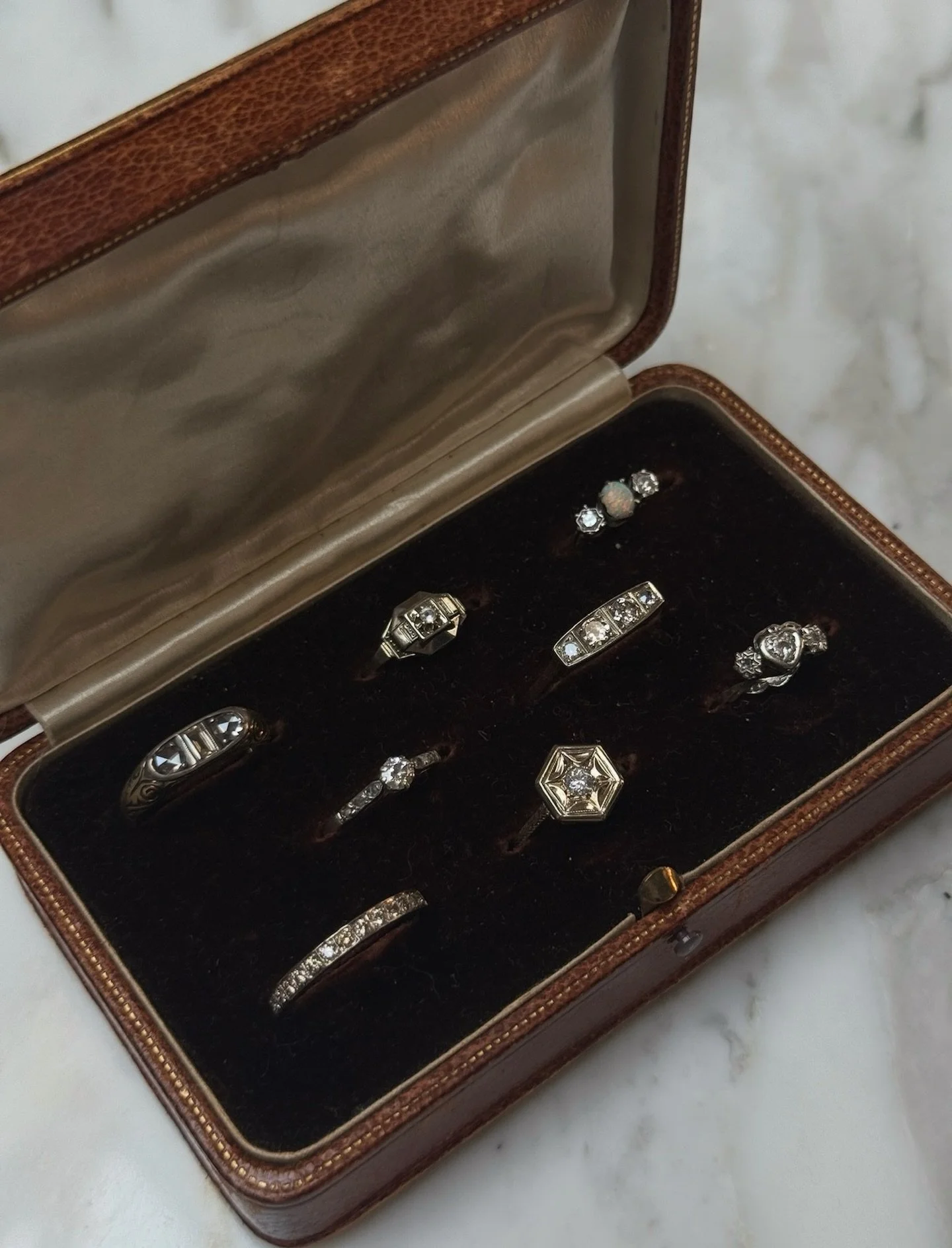 Jede Epoche des Schmuckdesigns erz&auml;hlt seine ganz eigene Geschichte - Goldringe gefertigt zwischen 1800-1950 💍

#rings #ringe #jewellery #gold #vintage