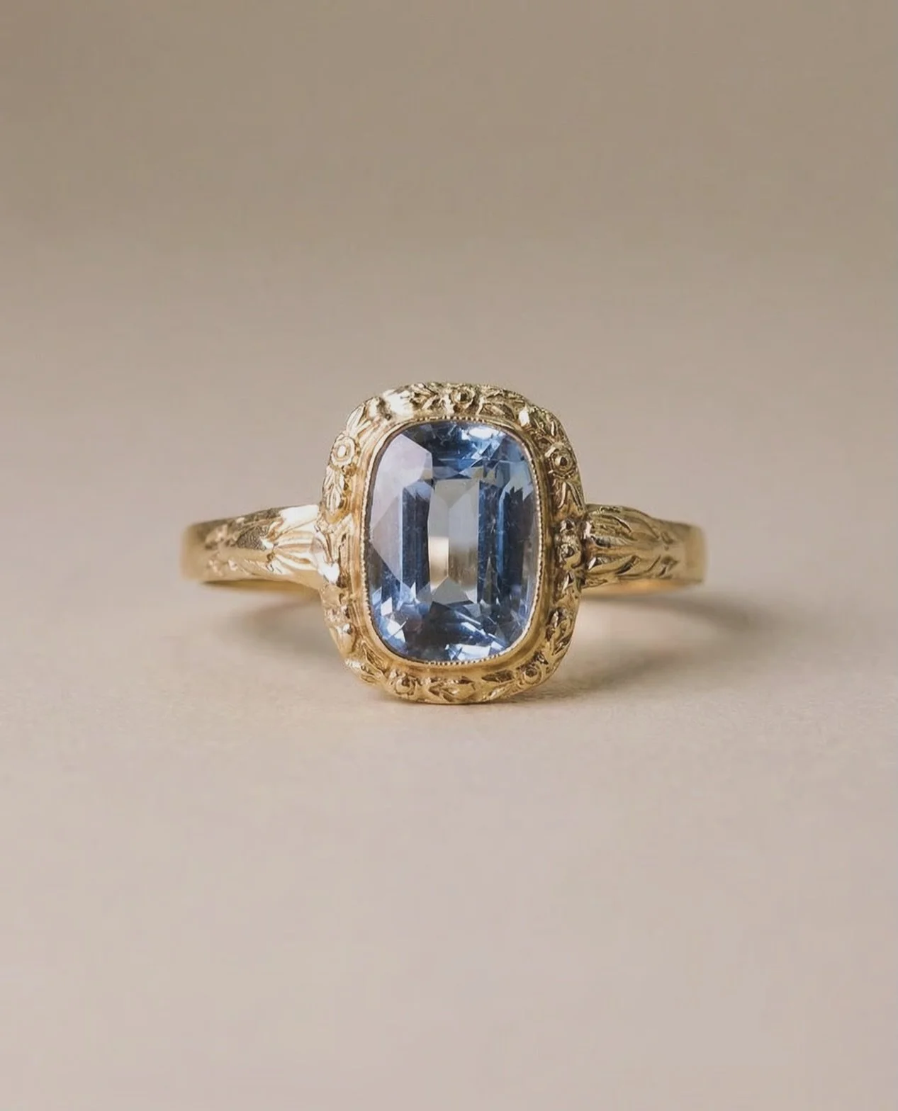 Der Aquamarin geh&ouml;rt zur Beryll-Familie und verdankt seine charakteristische Farbe Spuren von Eisen im Kristallgitter. Besonders gesch&auml;tzt werden Steine mit hoher Reinheit und einer klaren, wasser&auml;hnlichen Farbwirkung &ndash; Eigenscha