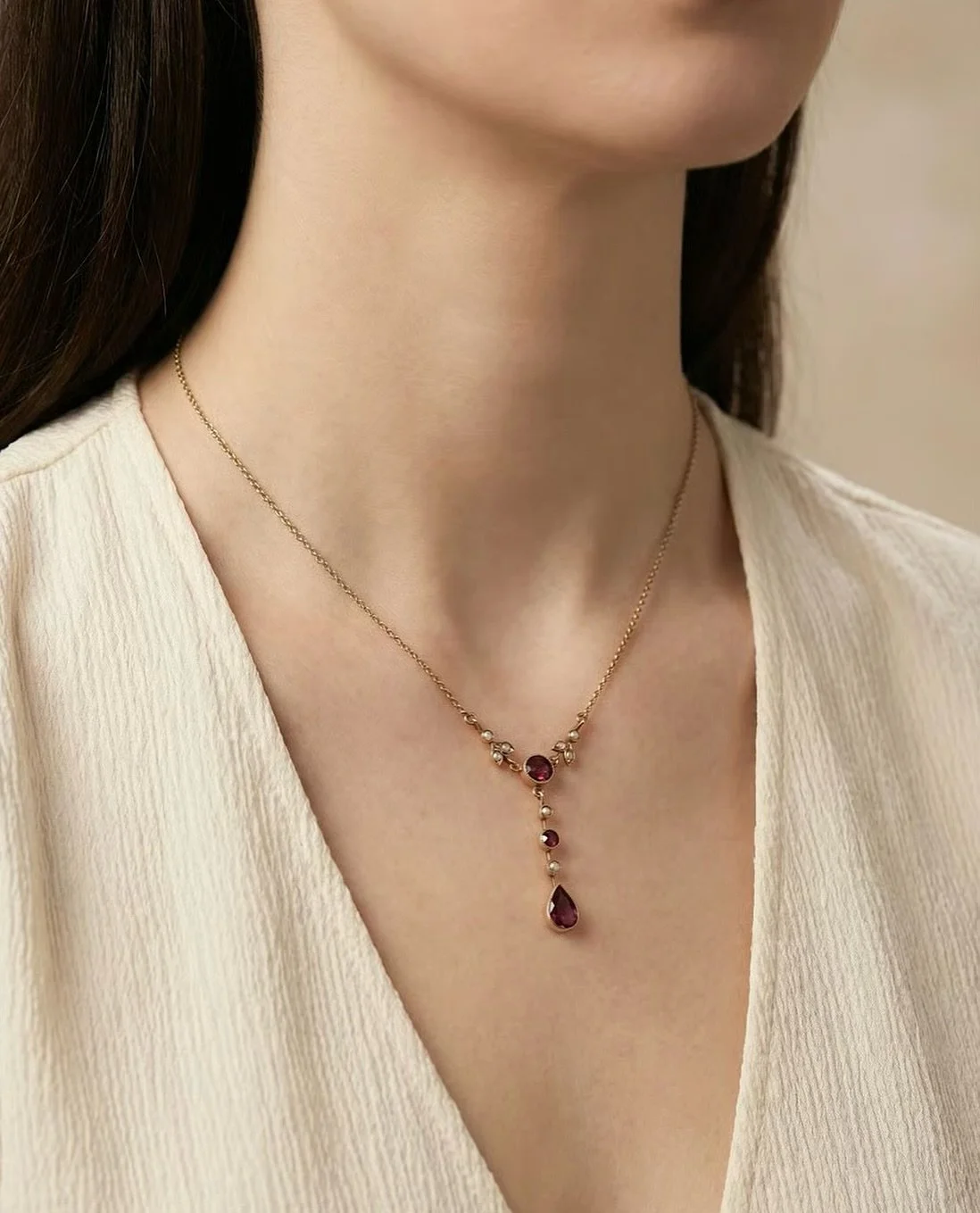 Feines Jugendstil-Collier mit zart flie&szlig;ender Linienf&uuml;hrung und beweglicher Mittelpartie. Der ros&eacute; schimmernde Hauptstein bildet den ruhigen Mittelpunkt und wird von kleinen, dezent gesetzten Akzenten begleitet, die die typische Lei