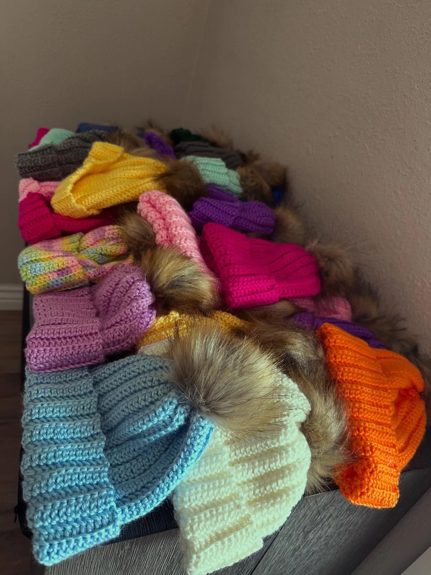 An anonymous donation of 40 hand-made colorful children hats will go to the clothing drive by @ukrainianarizona 🥹 They are beautiful, warm and have a detachable pom pom. What a thoughtful and kind donation as Ukraine is already preparing to weather 