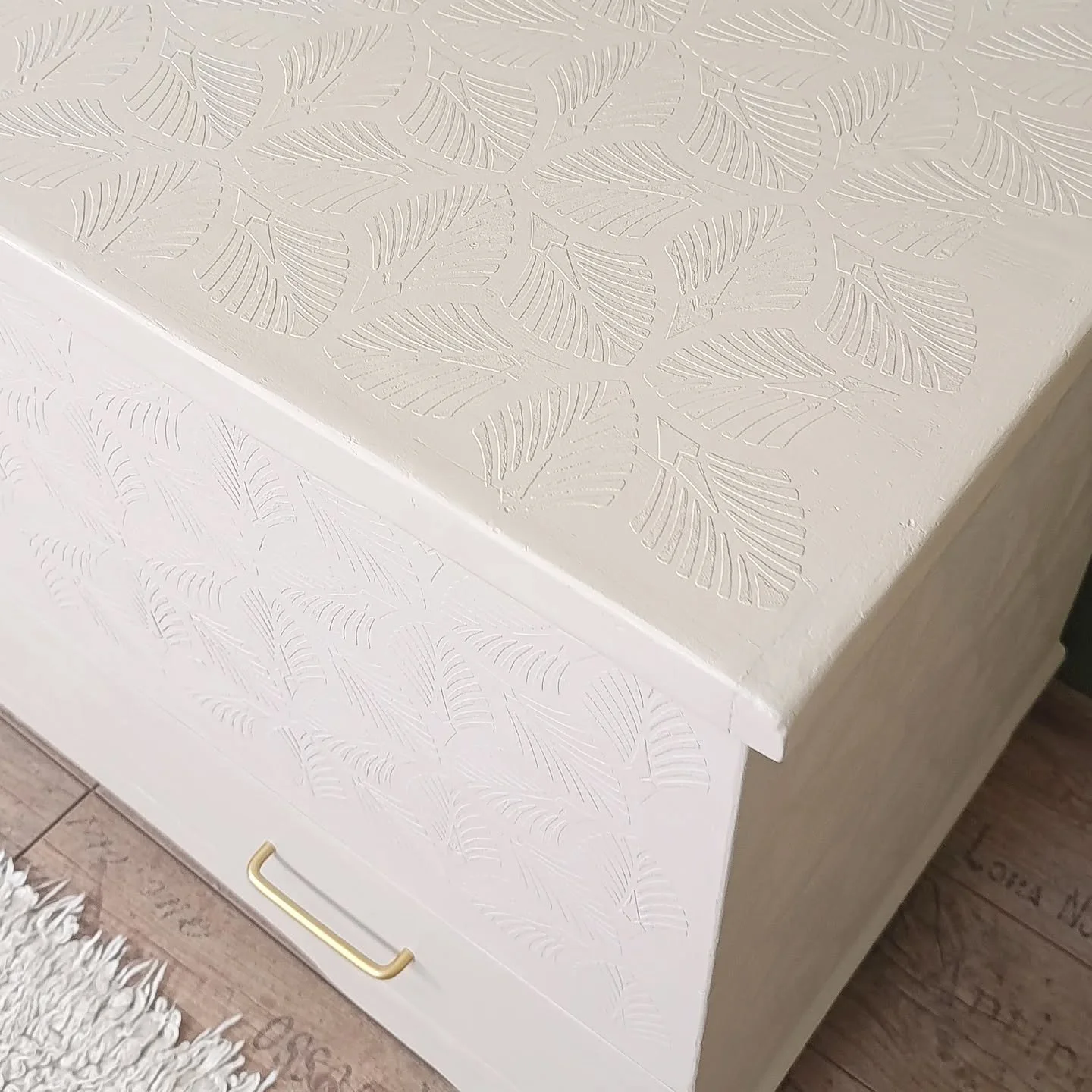 🌸 [ D E T A I L S ] ✨
&bull;
The little things tell the most beautiful stories ✨
&bull;
#m&ouml;belmitliebe #upcycledfurniture #holztruhe #vintagefurniturepaint #fusionmineralpaint #m&ouml;belstreichen #m&ouml;belupcycling #nachhaltigm&ouml;bel #det