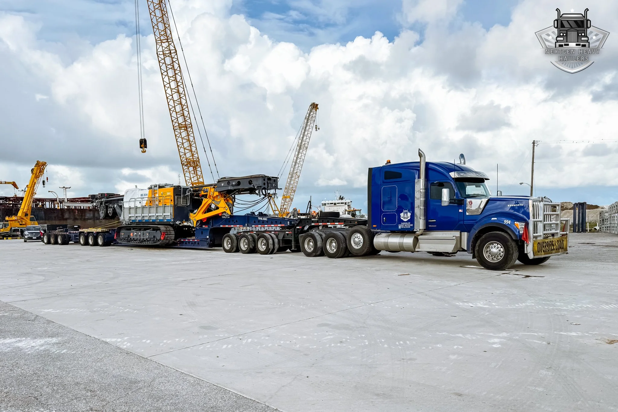 Big drill. Big load. Bigger skills.

#NextGenHeavyHaulers
#kenworth #TruckingLife 
#HeavyHaul #OversizeLoad #PowerOnTheRoad #OversizeLoad 
#HeavyHauling #SafeTransport #LogisticsExperts #trailking