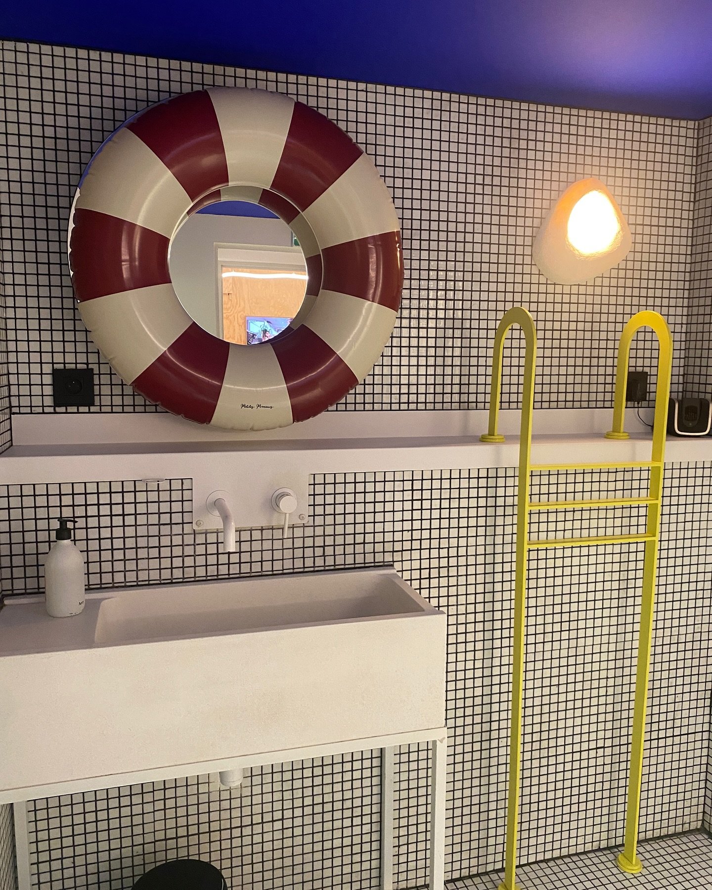WC 🛟🐥
Les toilettes de restaurant les plus cool que j'ai jamais vues 🛟🛟🛟
J'adore cet effet vestiaire de piscine alors qu'on est en ville!
Et ce bleu klein au plafond, trop trop beau! J'adore cette couleur! Le contraste avec l'&eacute;chelle jaun