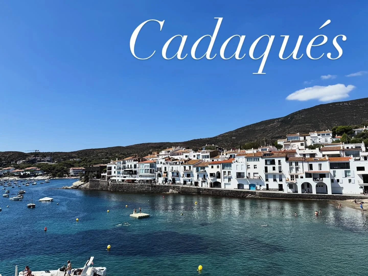 Destination coup de 💜 CADAQUES
Petit village de p&ecirc;cheurs pittoresque de la Costa Brava. Nich&eacute; au pied d&rsquo;une montagne qu&rsquo;il faut franchir pour acc&eacute;der &agrave; ce petit joyau. Petites ruelles fleuries o&ugrave; il fait