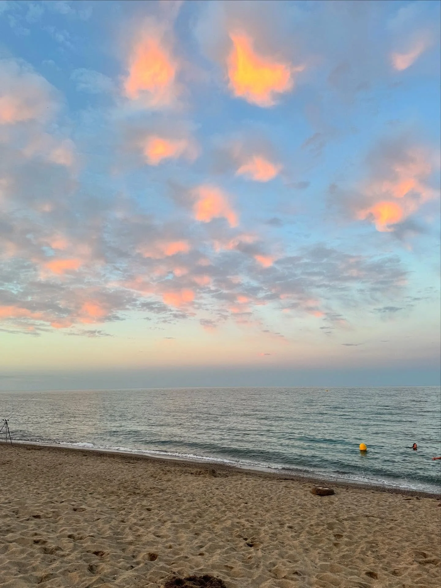 &bull;Lumi&egrave;re &bull;

Insaisissable mais indispensable. Sans elle, l&rsquo;obscurit&eacute;. C&rsquo;est elle qui r&eacute;v&egrave;le notre int&eacute;rieur, qui le change au gr&eacute; des saisons et des heures de la journ&eacute;e. Bien ava