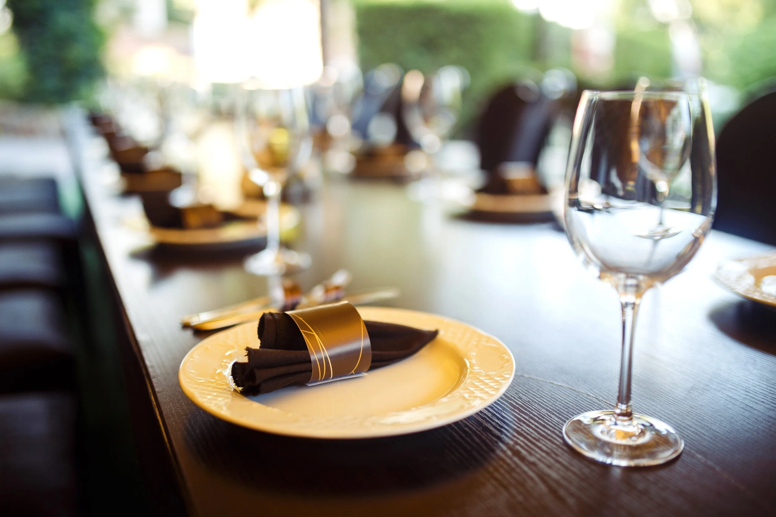 sparkling-glassware-stands-on-long-table-prepared-2026-01-09-00-11-23-utc.jpg