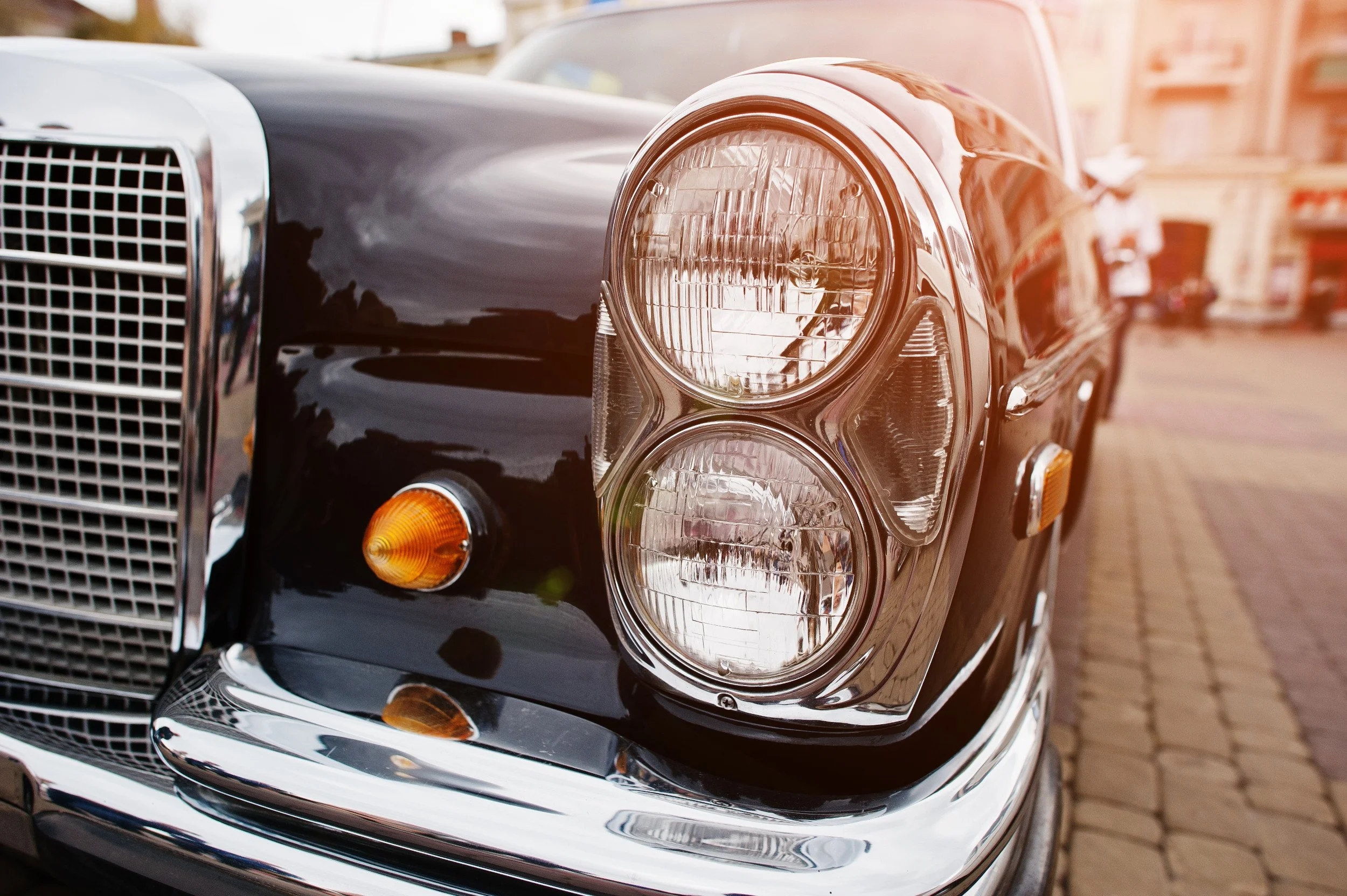 retro-car-headlight-front-of-old-vintage-car-2026-03-19-08-09-34-utc.jpg