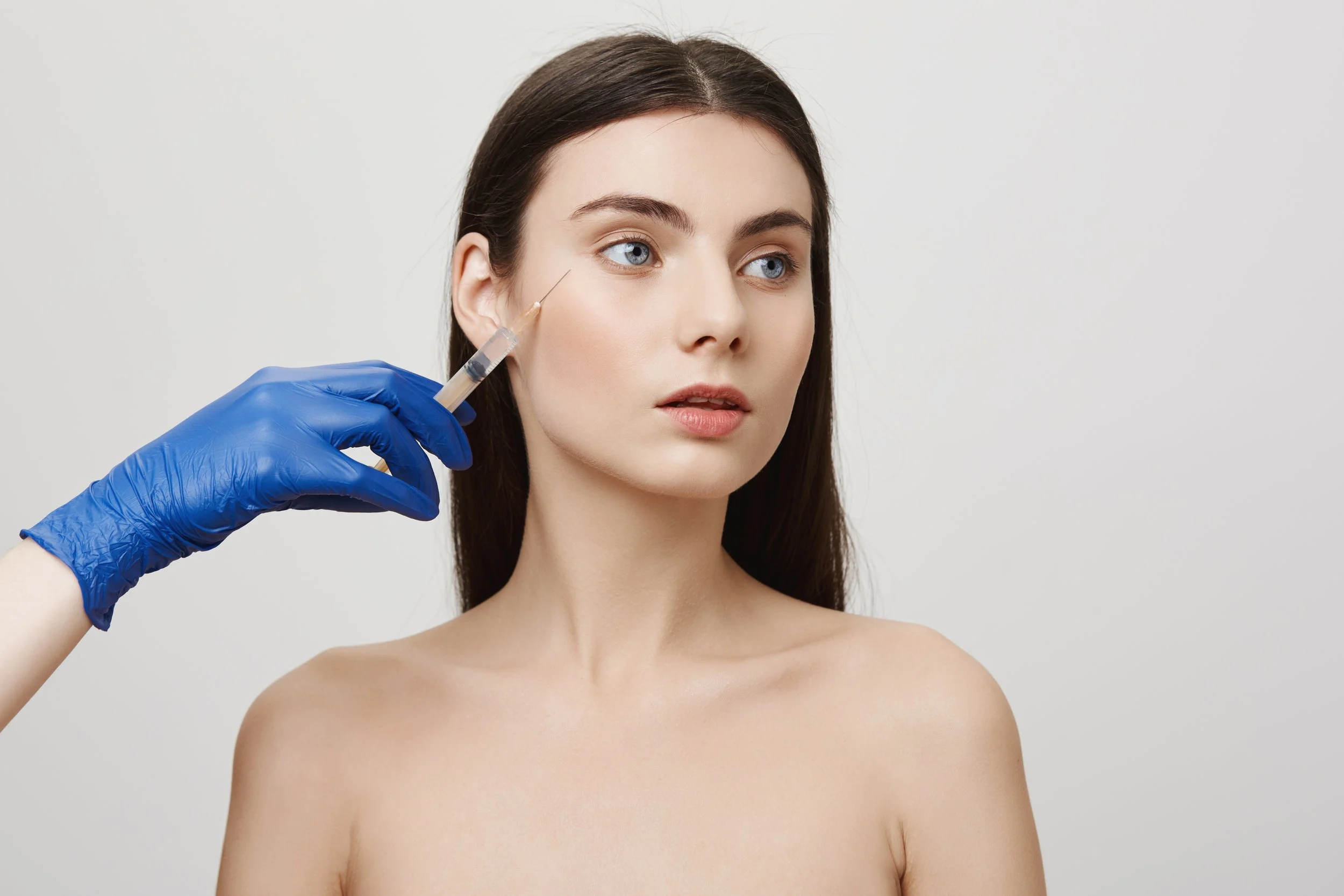 woman-beauty-salon-look-away-receive-bottox-face-injection-with-syringe.jpg