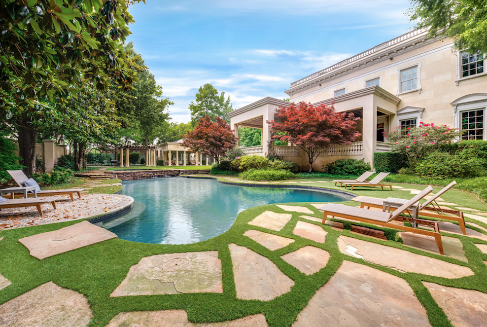 Strait Lane Residence, grounds