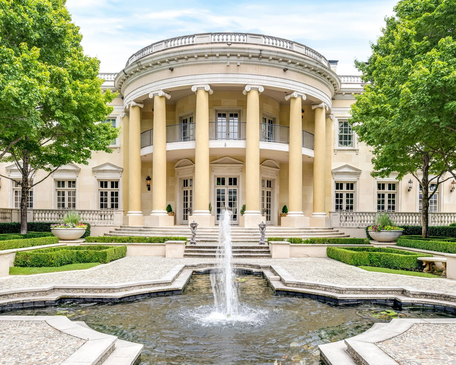Strait Lane Residence, rear rotunda