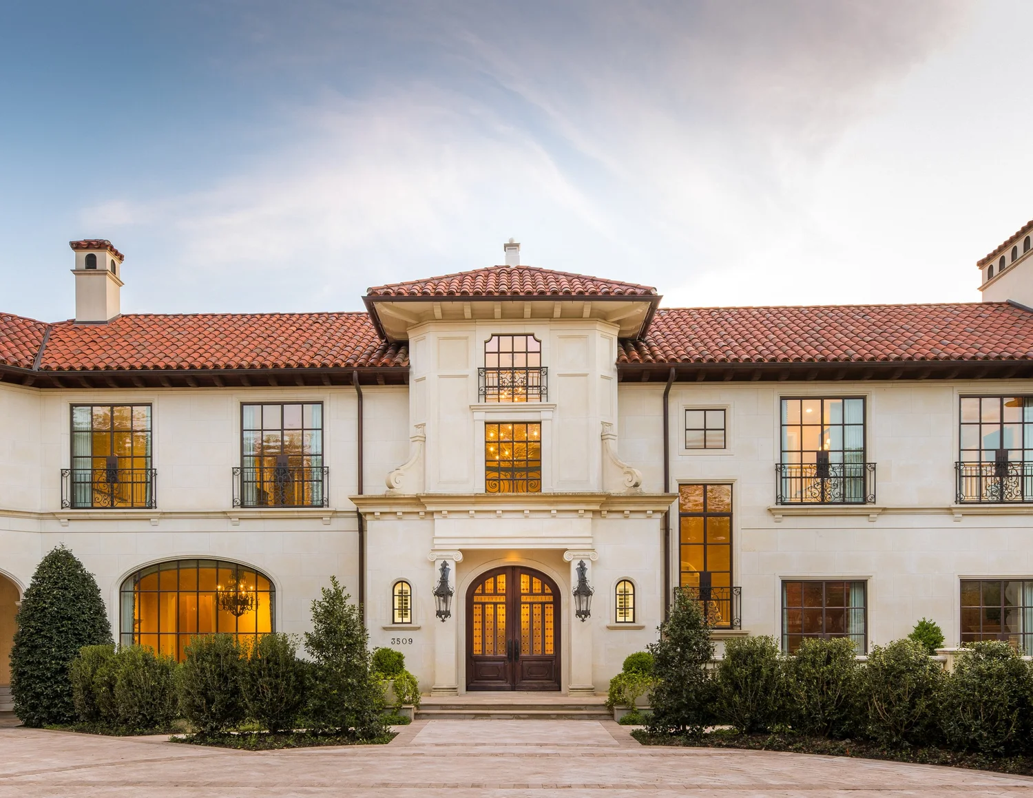 Euclid Residence, arrival court