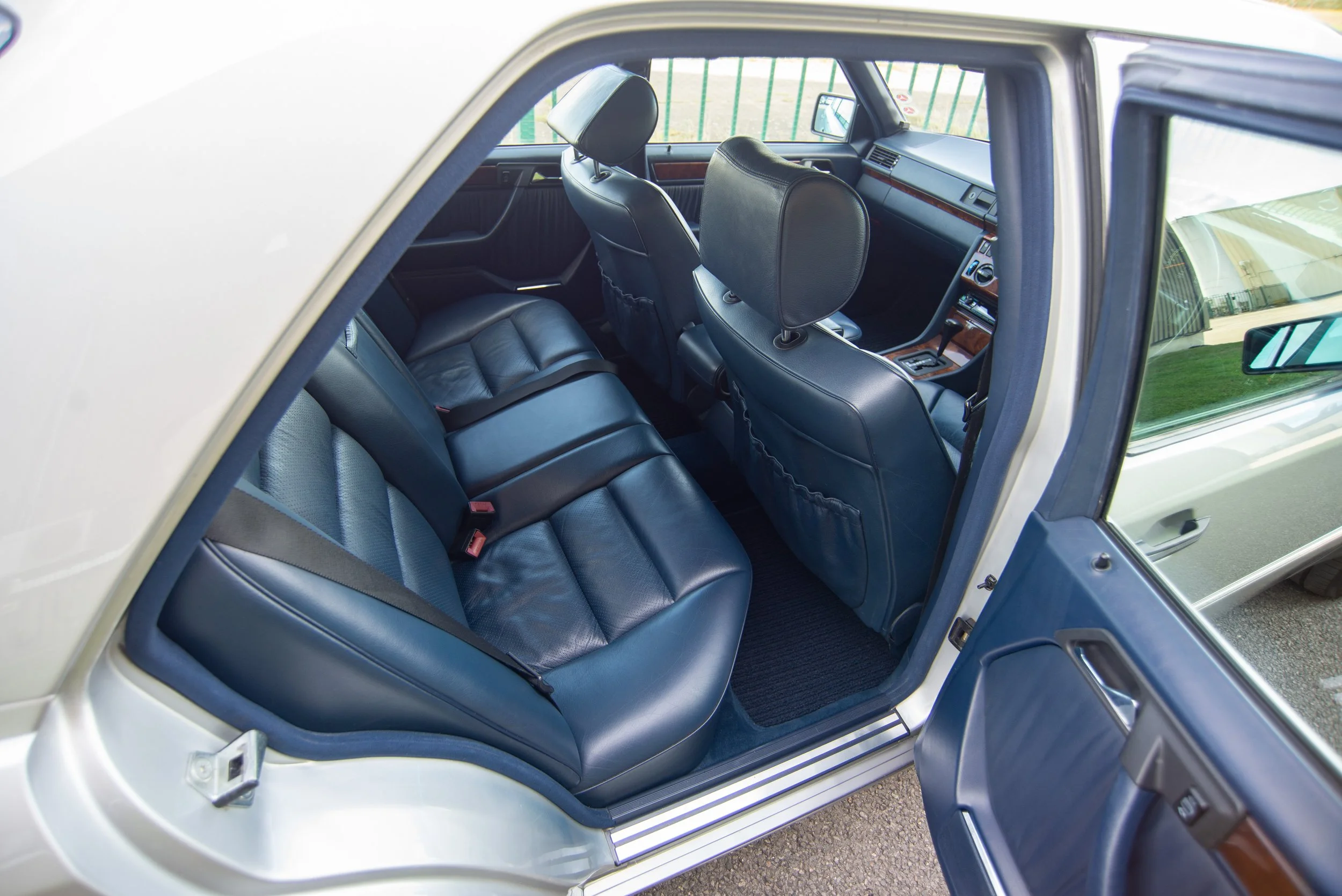 Mercedes 260E 2-16.jpg