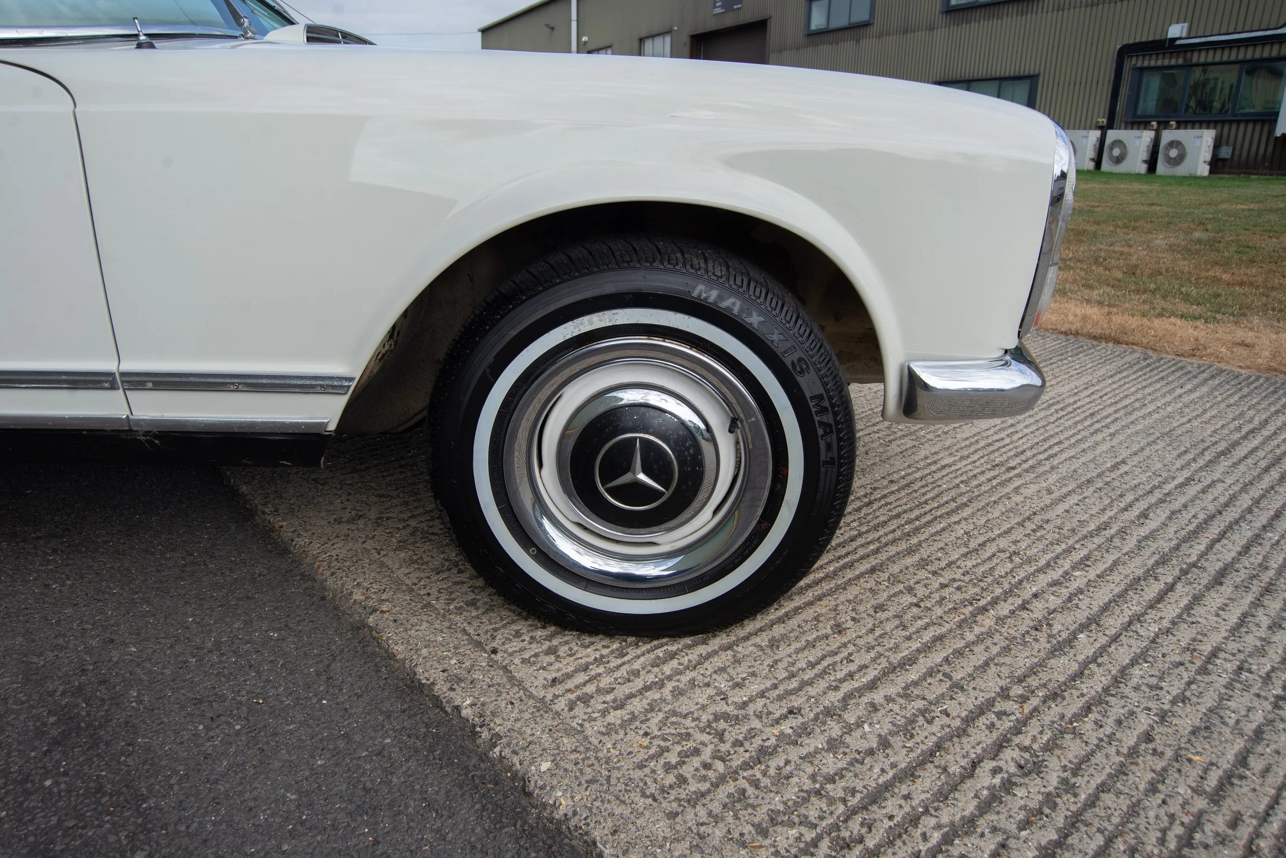 Mercedes 230SL-14.jpg