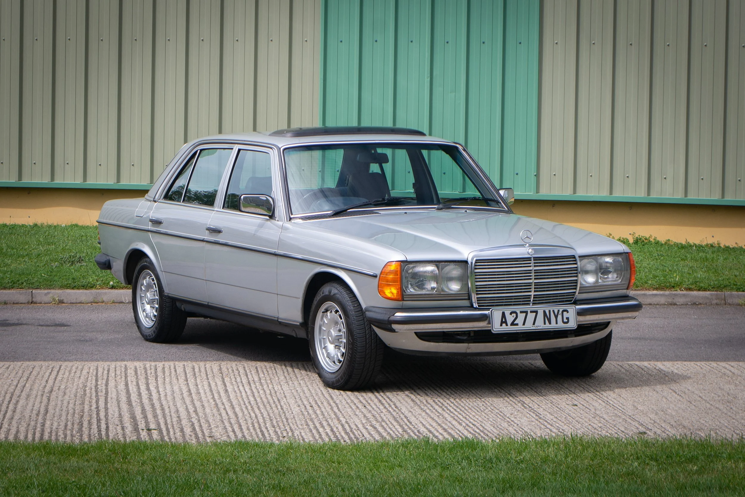 Mercedes 230E-27.jpg