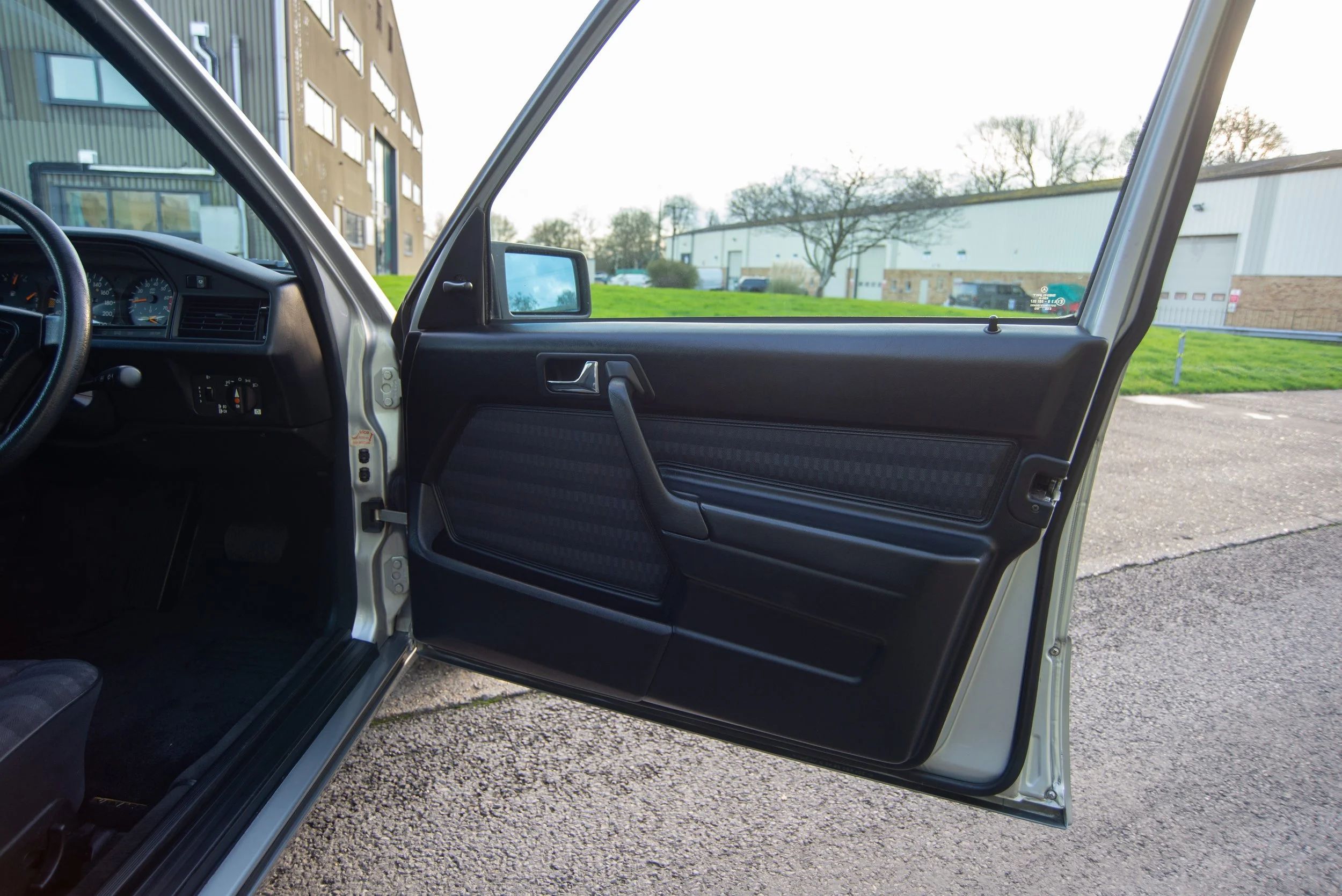 Mercedes 190E 2.0-4.jpg