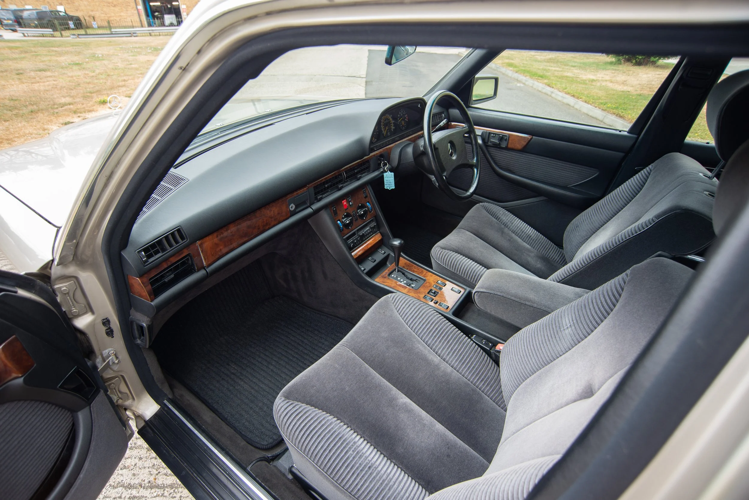 Mercedes 560SEL-11.jpg