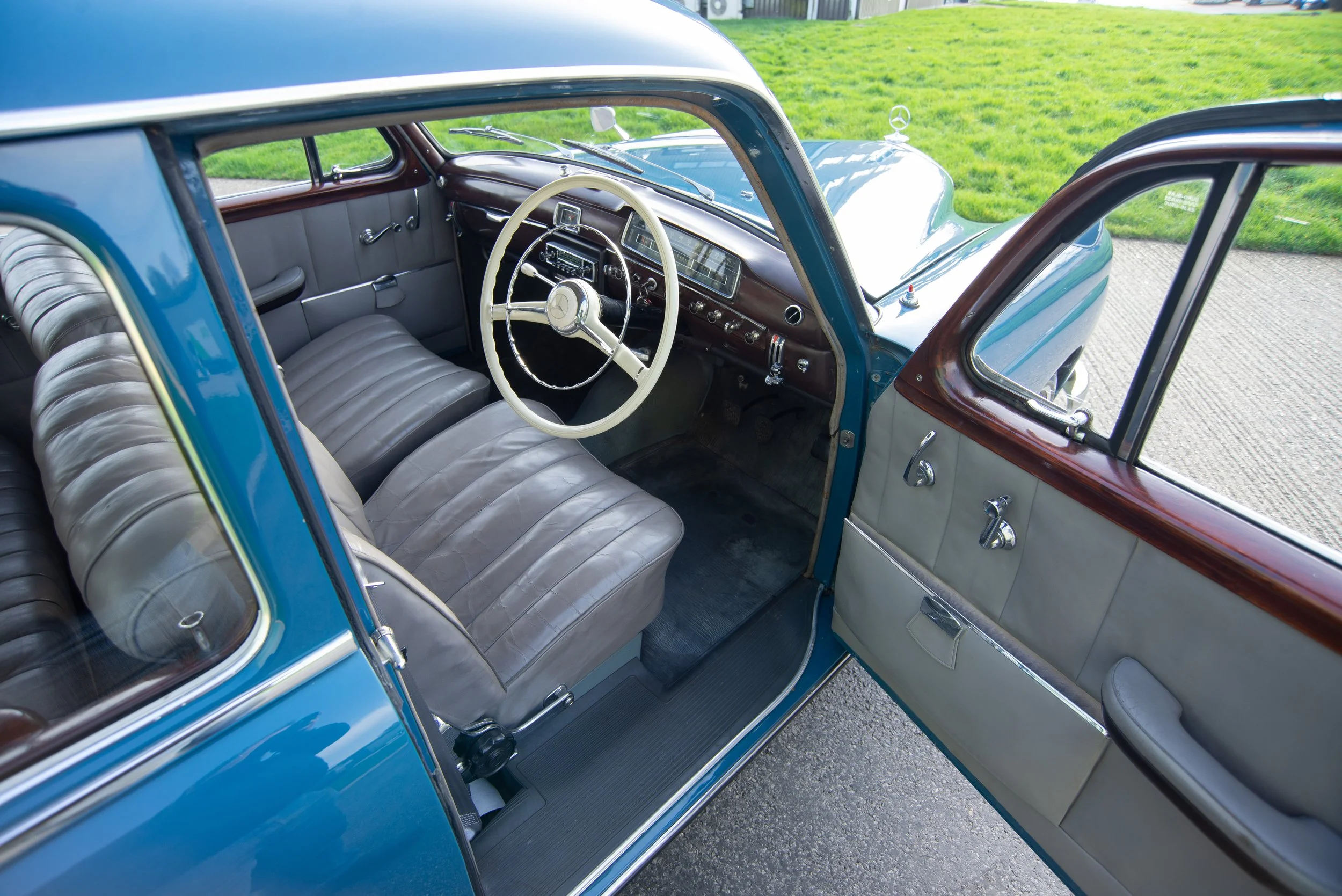 Mercedes 220-1-2.jpg