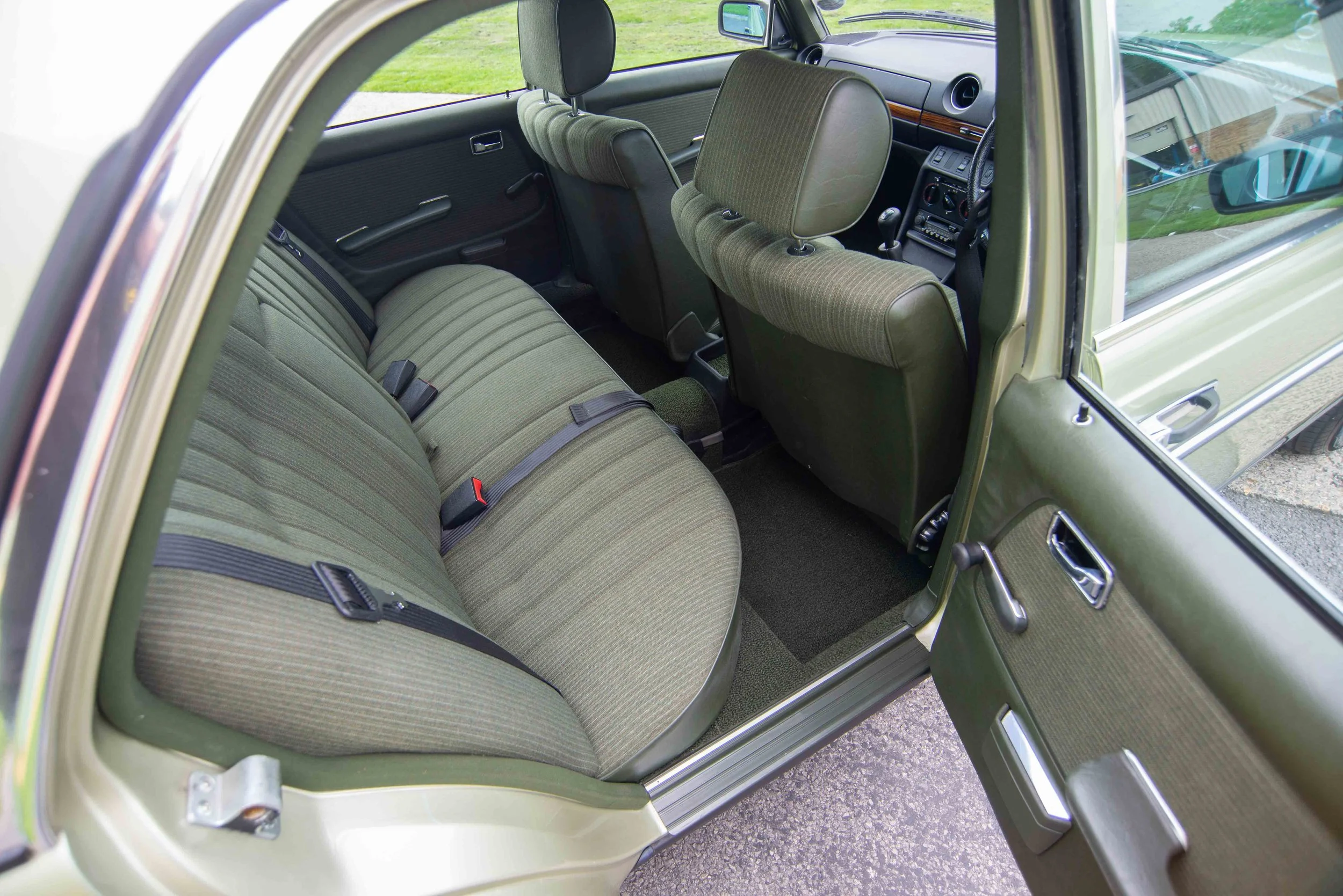 Mercedes 230E-9.jpg