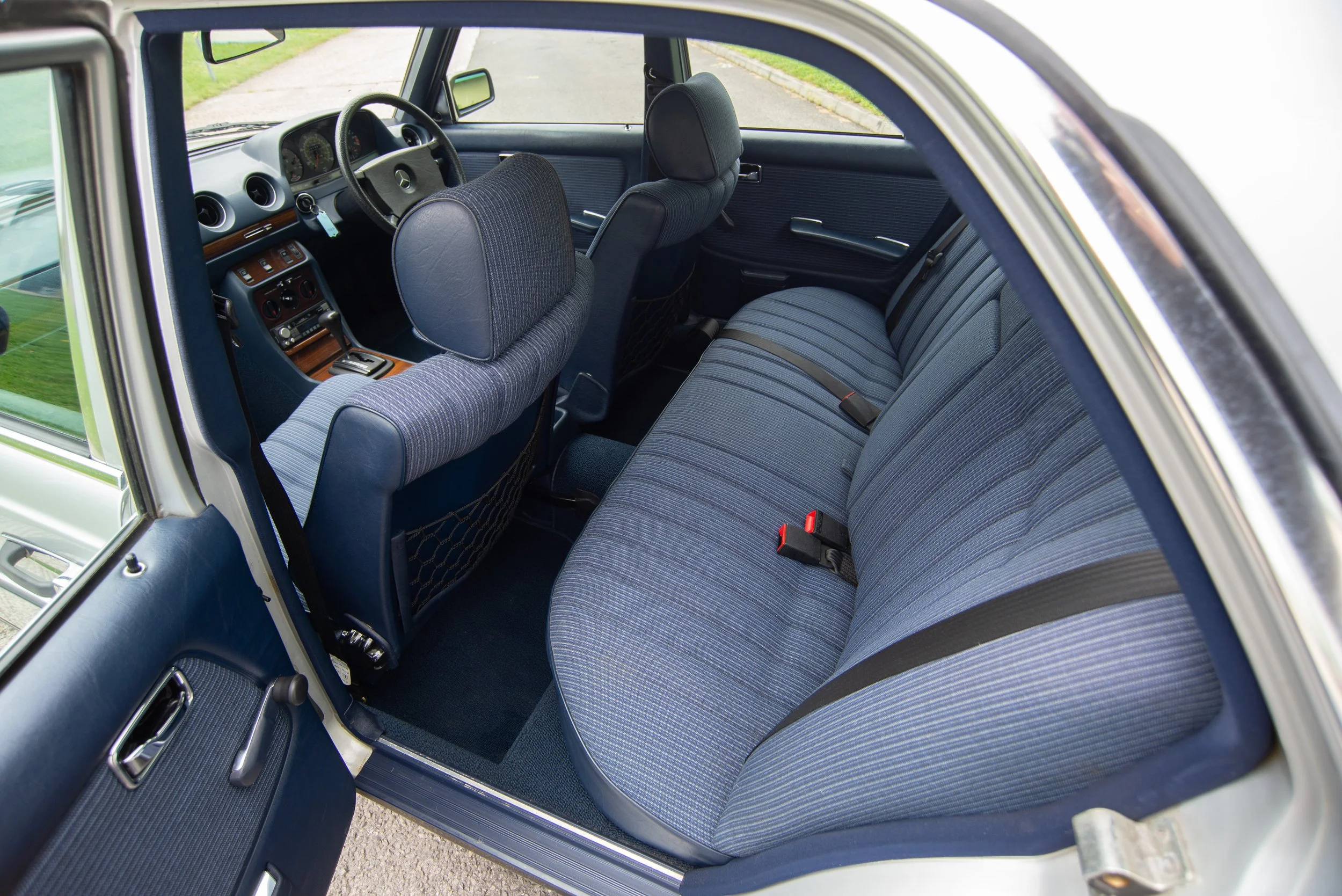 Mercedes 230E-12.jpg