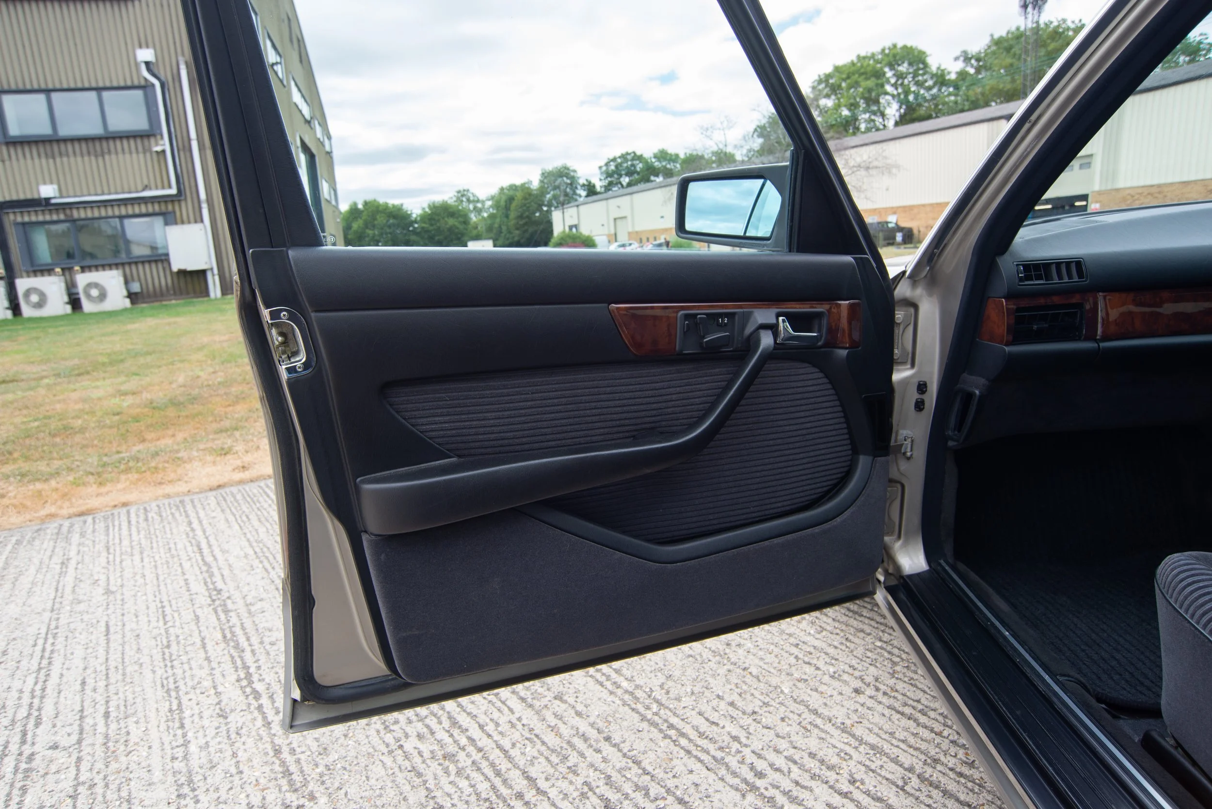 Mercedes 560SEL-12.jpg