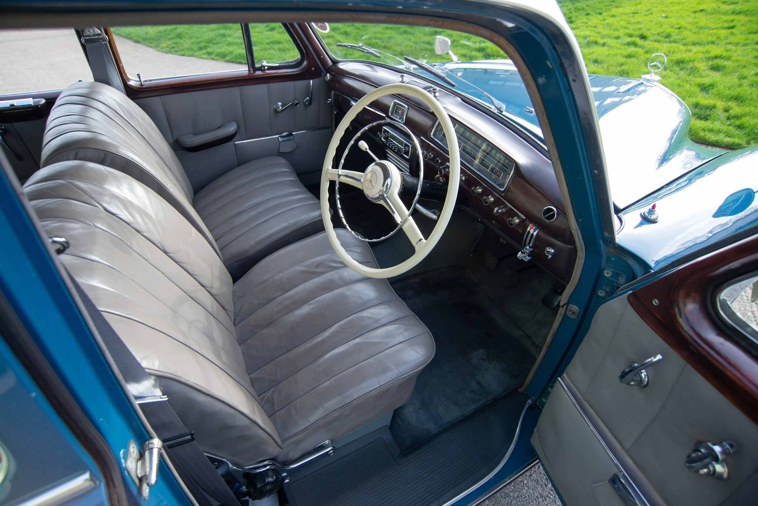 Mercedes 220-1.jpg