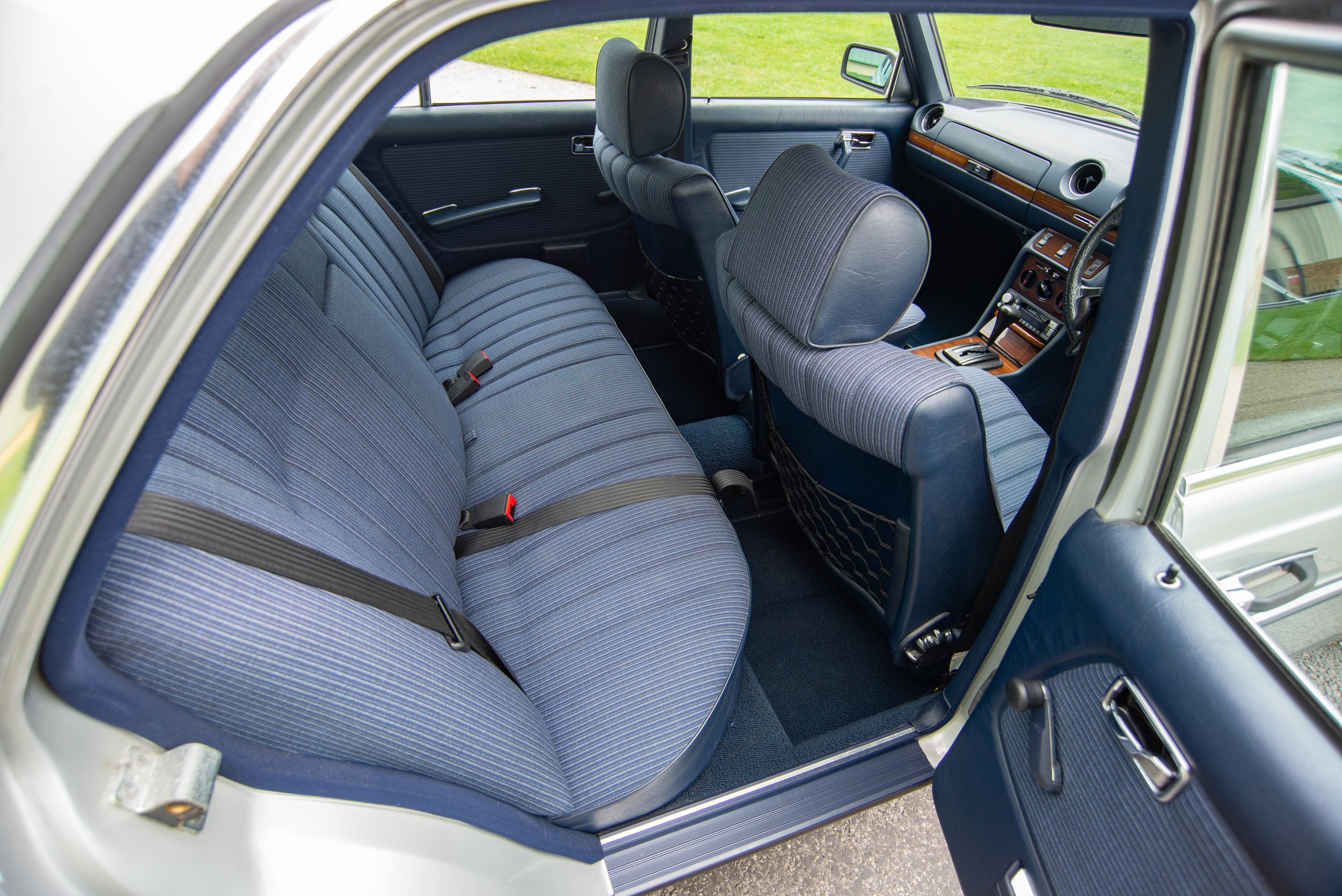 Mercedes 230E-10.jpg