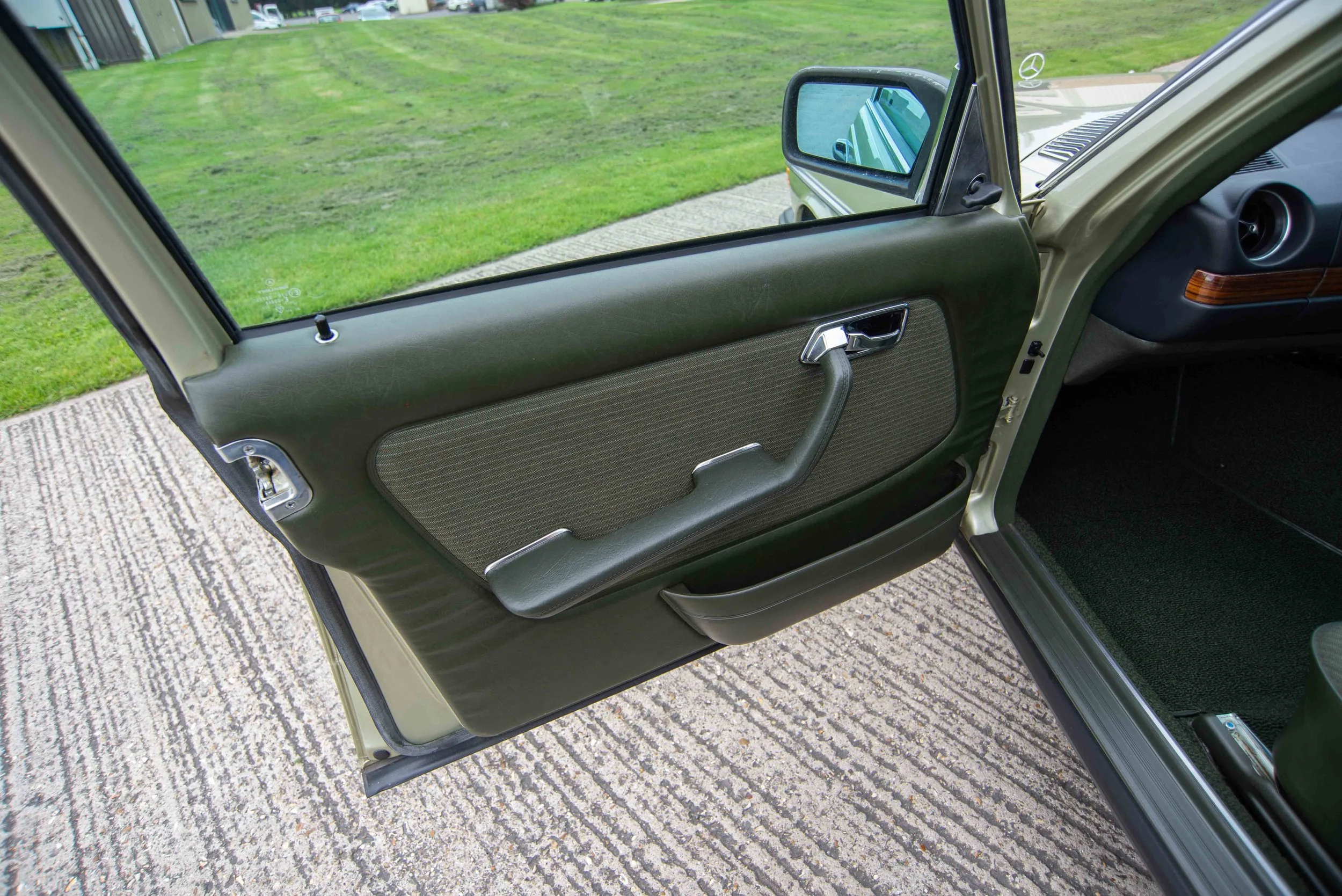 Mercedes 230E-15.jpg